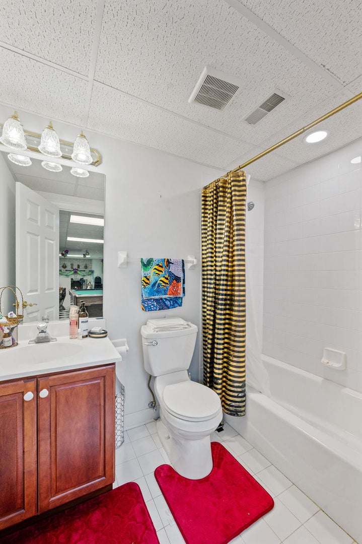 Libertyville, Illinois, 60048, United States, 4 Bedrooms Bedrooms, ,4 BathroomsBathrooms,Residential,Active,1943768