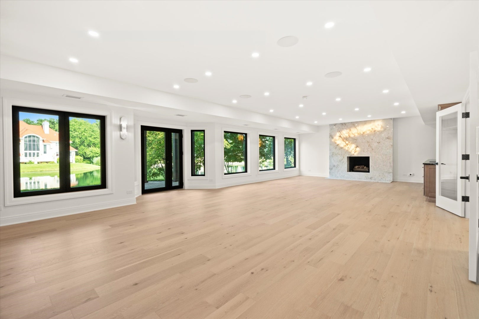 Burr Ridge, Illinois, 60527, United States, 5 Bedrooms Bedrooms, ,6 BathroomsBathrooms,Residential,Active,1927649
