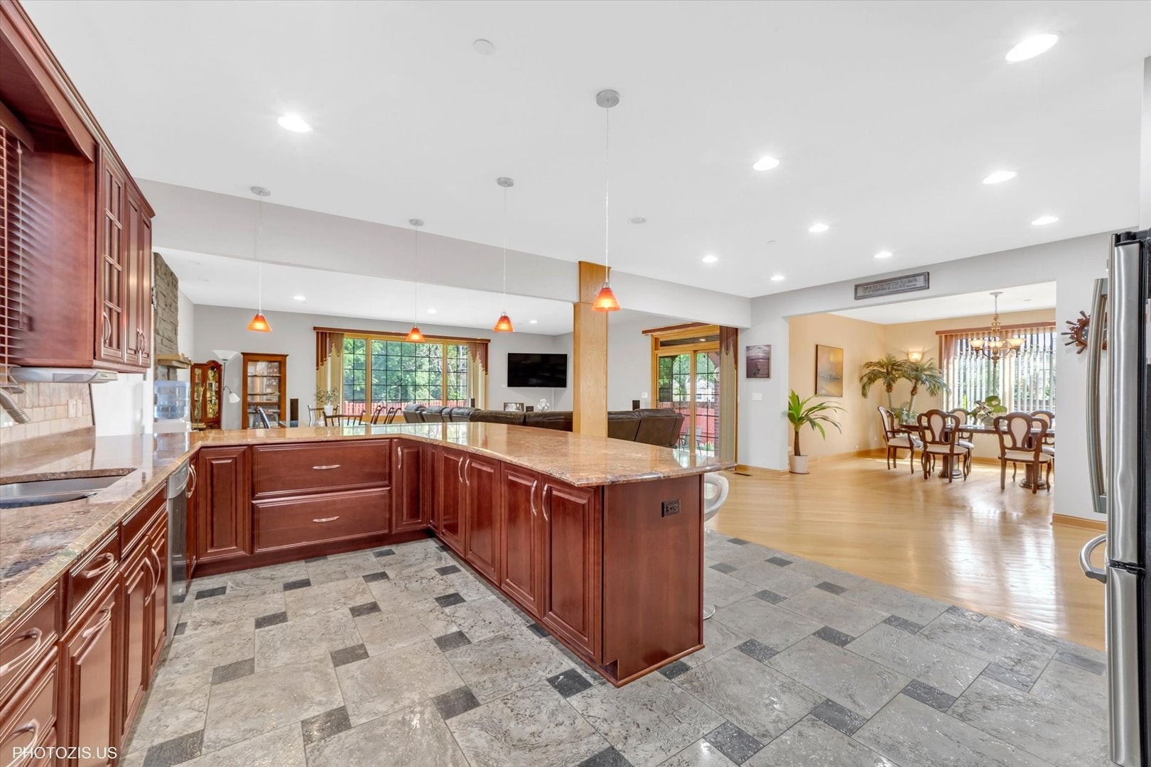 Des Plaines, Illinois, 60016, United States, 5 Bedrooms Bedrooms, ,7 BathroomsBathrooms,Residential,Active,1967112