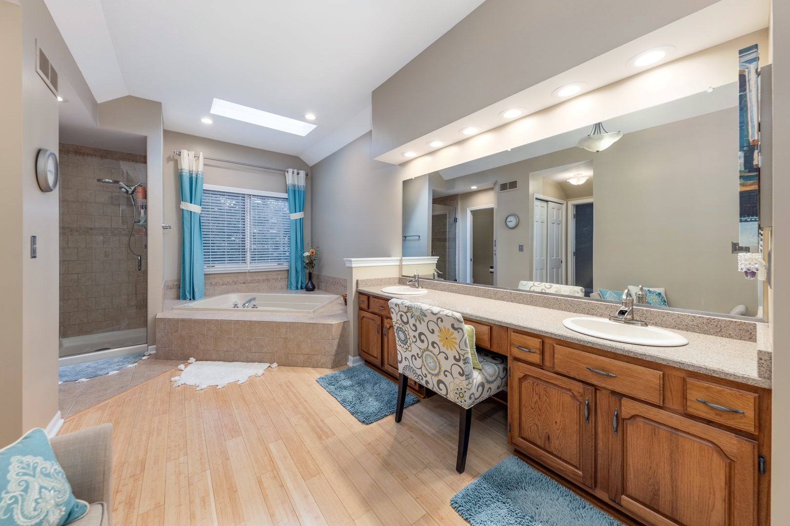 Naperville, Illinois, 60565, United States, 5 Bedrooms Bedrooms, ,4 BathroomsBathrooms,Residential,Active,1959981