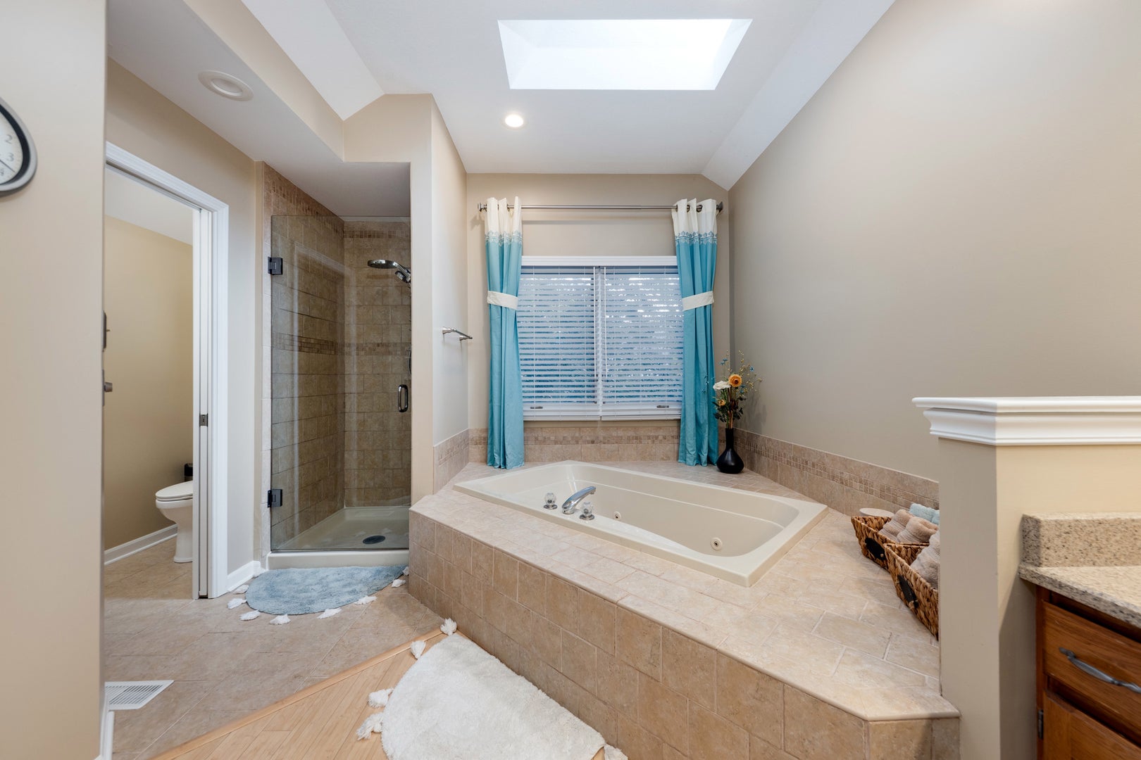 Naperville, Illinois, 60565, United States, 5 Bedrooms Bedrooms, ,4 BathroomsBathrooms,Residential,Active,1959981