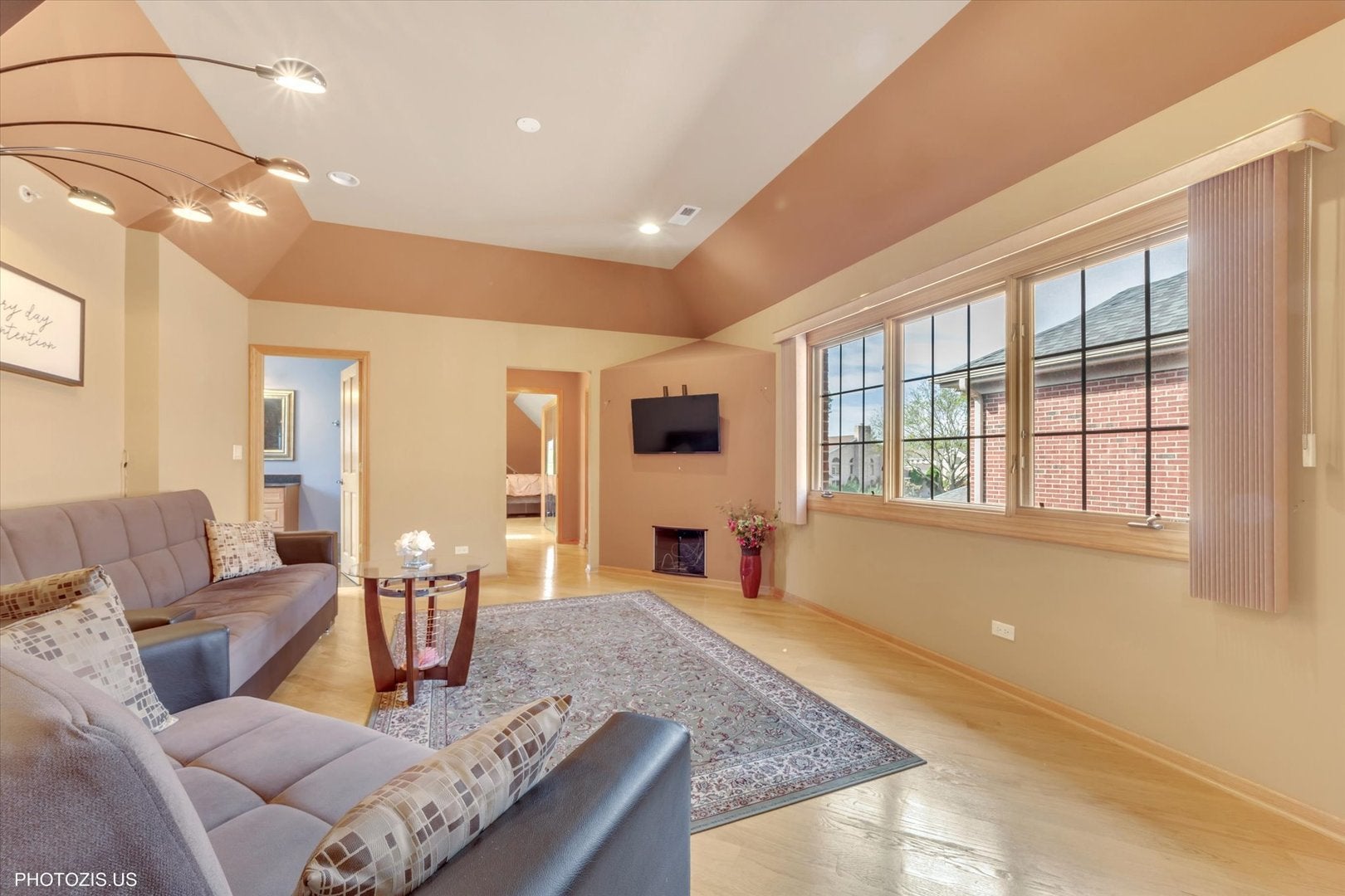 Des Plaines, Illinois, 60016, United States, 5 Bedrooms Bedrooms, ,7 BathroomsBathrooms,Residential,Active,1967112