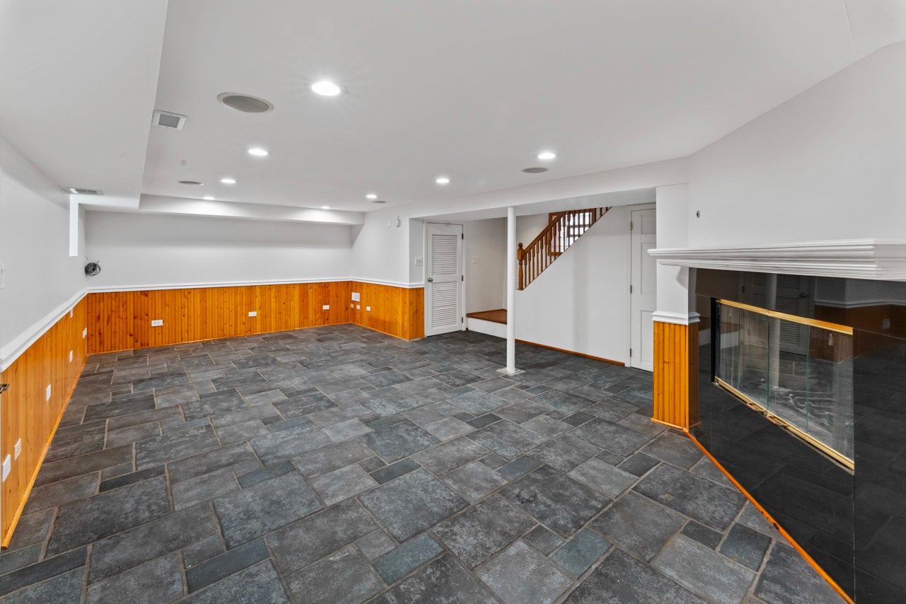 Chicago, Illinois, 60625, United States, 3 Bedrooms Bedrooms, ,2 BathroomsBathrooms,Residential,Active,1990017