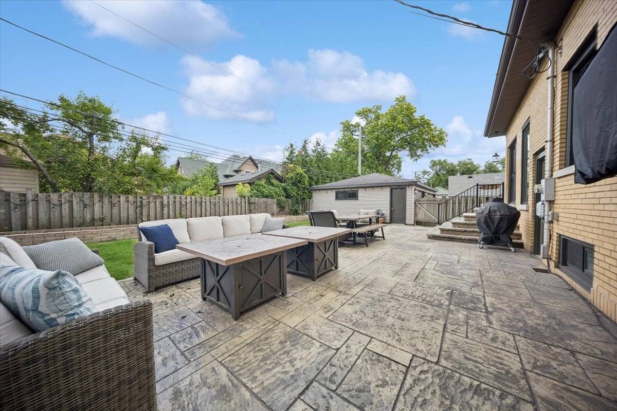 Park Ridge, Illinois, 60068, United States, 5 Bedrooms Bedrooms, ,3 BathroomsBathrooms,Residential,Active,1929446