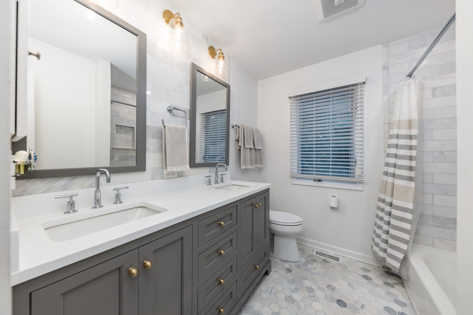 Naperville, Illinois, 60565, United States, 5 Bedrooms Bedrooms, ,4 BathroomsBathrooms,Residential,Active,1959981