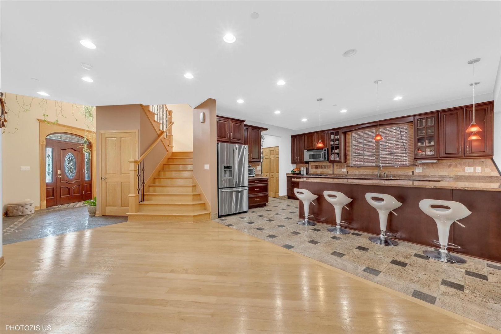 Des Plaines, Illinois, 60016, United States, 5 Bedrooms Bedrooms, ,7 BathroomsBathrooms,Residential,Active,1967112