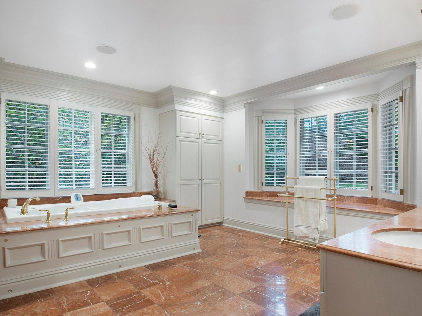 Rockford, Illinois, 61107, United States, 6 Bedrooms Bedrooms, ,7 BathroomsBathrooms,Residential,Active,1987218