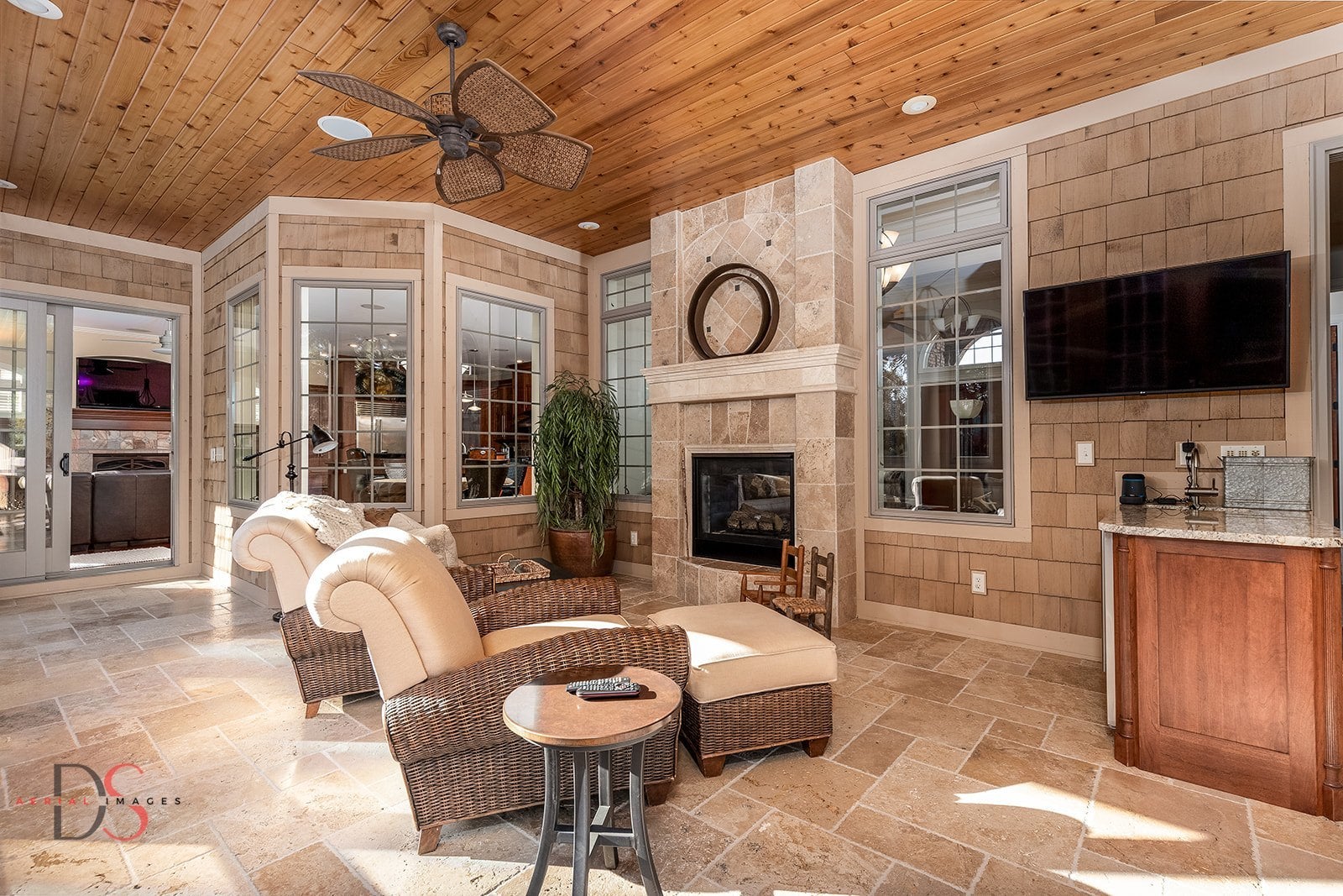 Ottawa, Illinois, 61350, United States, 4 Bedrooms Bedrooms, ,5 BathroomsBathrooms,Residential,Active,1953408