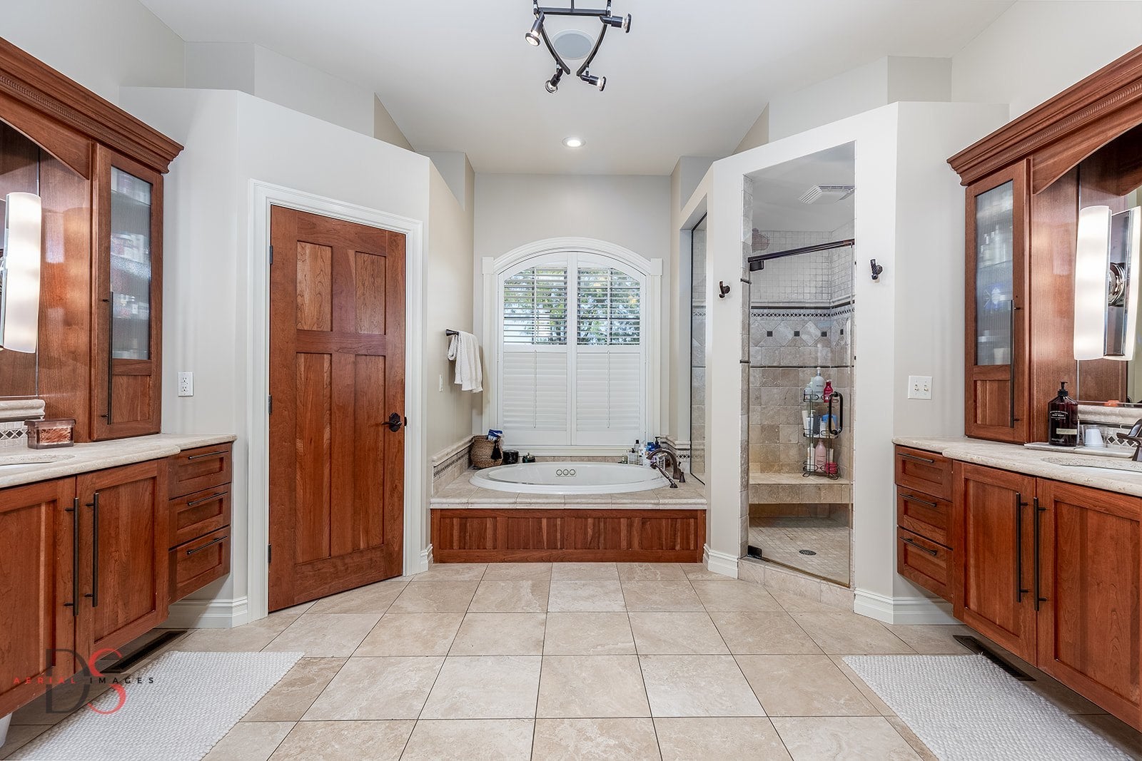 Ottawa, Illinois, 61350, United States, 4 Bedrooms Bedrooms, ,5 BathroomsBathrooms,Residential,Active,1953408