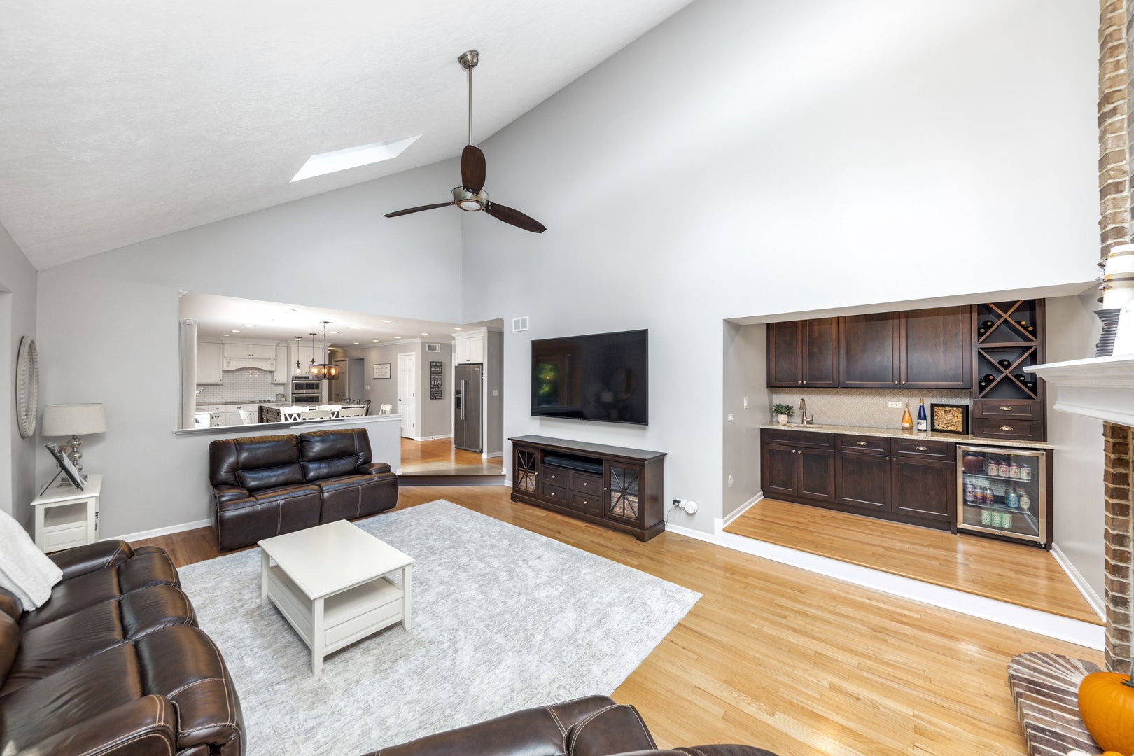 Naperville, Illinois, 60565, United States, 5 Bedrooms Bedrooms, ,4 BathroomsBathrooms,Residential,Active,1959981