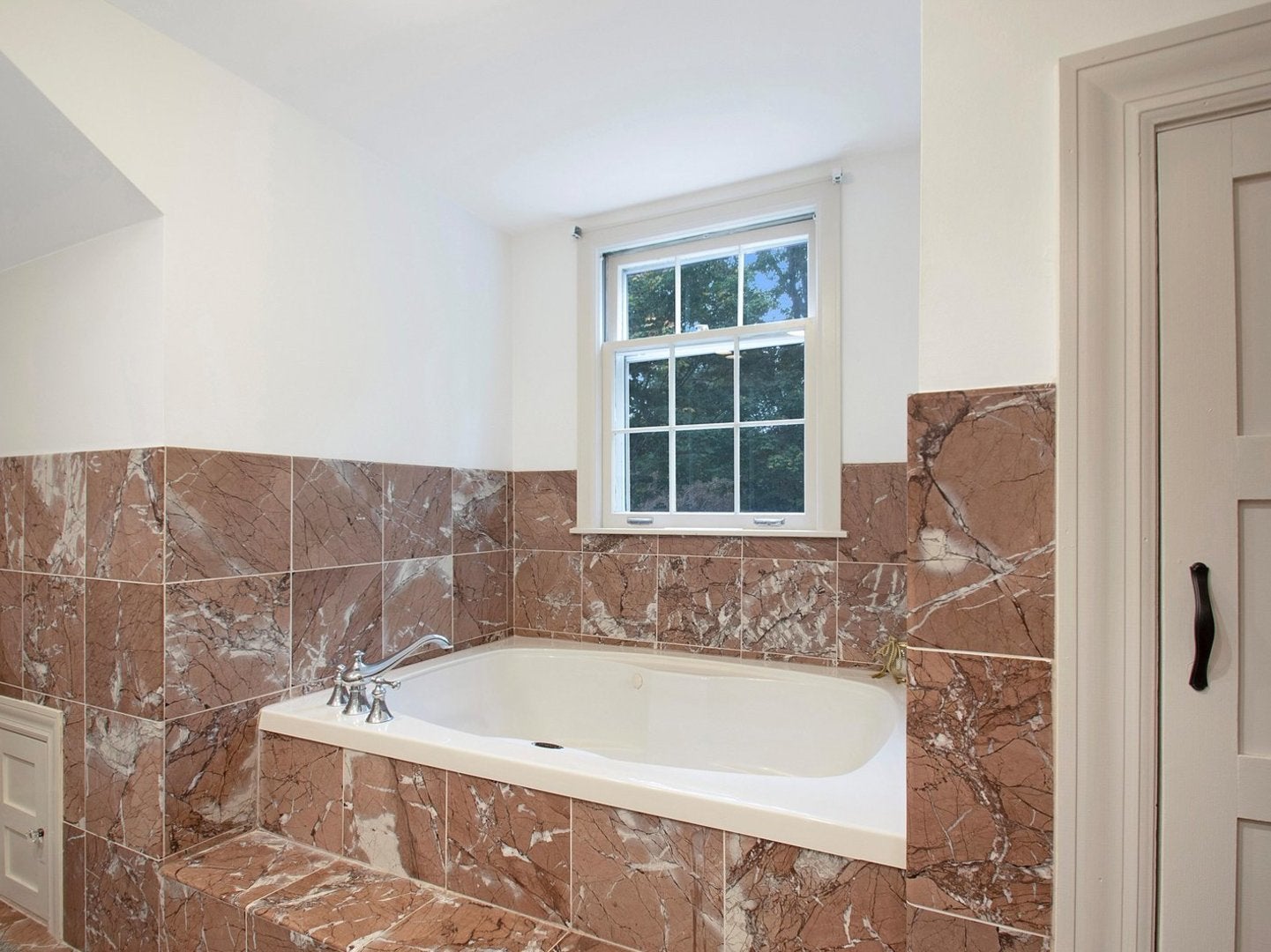 Rockford, Illinois, 61107, United States, 6 Bedrooms Bedrooms, ,7 BathroomsBathrooms,Residential,Active,1987218