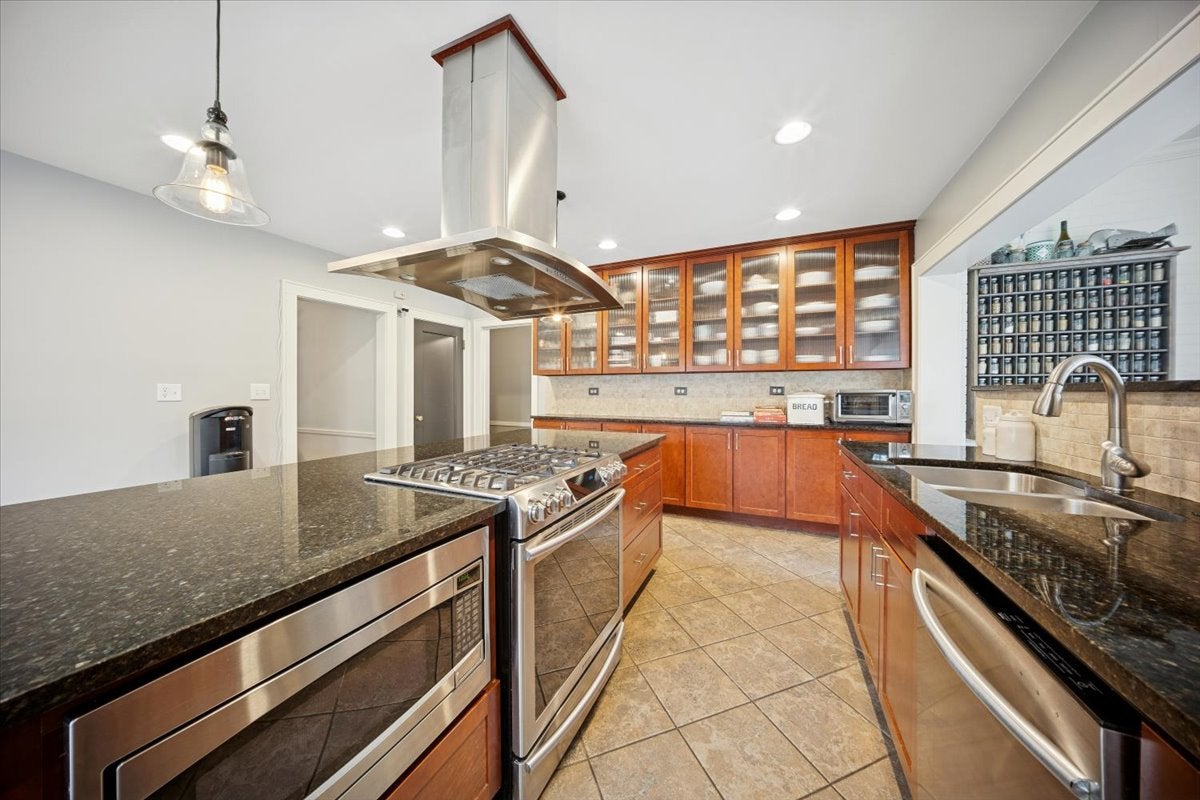 Park Ridge, Illinois, 60068, United States, 5 Bedrooms Bedrooms, ,3 BathroomsBathrooms,Residential,Active,1929446