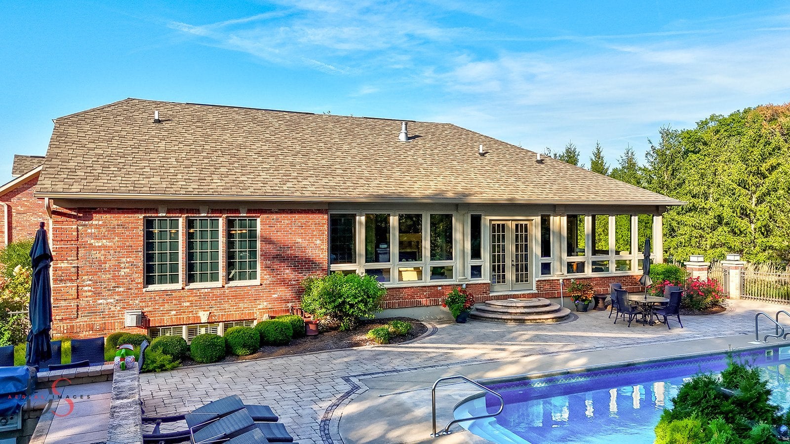 Ottawa, Illinois, 61350, United States, 4 Bedrooms Bedrooms, ,5 BathroomsBathrooms,Residential,Active,1953408