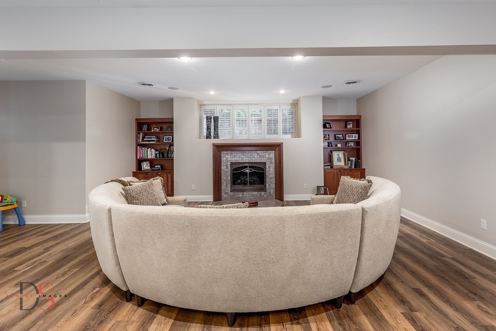 Ottawa, Illinois, 61350, United States, 4 Bedrooms Bedrooms, ,5 BathroomsBathrooms,Residential,Active,1953408