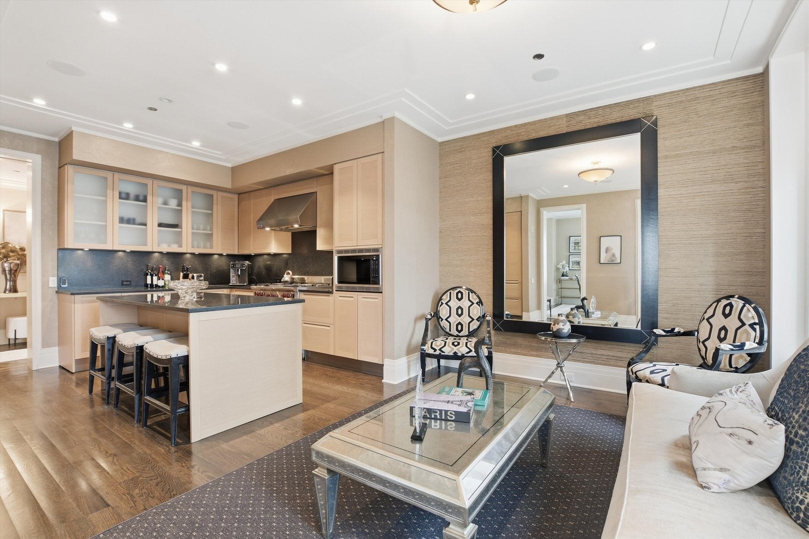 Chicago, Illinois, 60611, United States, 3 Bedrooms Bedrooms, ,4 BathroomsBathrooms,Residential,Active,2009382