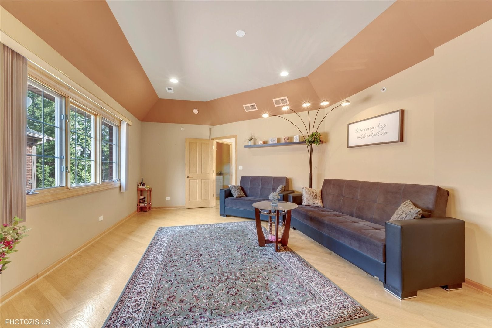 Des Plaines, Illinois, 60016, United States, 5 Bedrooms Bedrooms, ,7 BathroomsBathrooms,Residential,Active,1967112