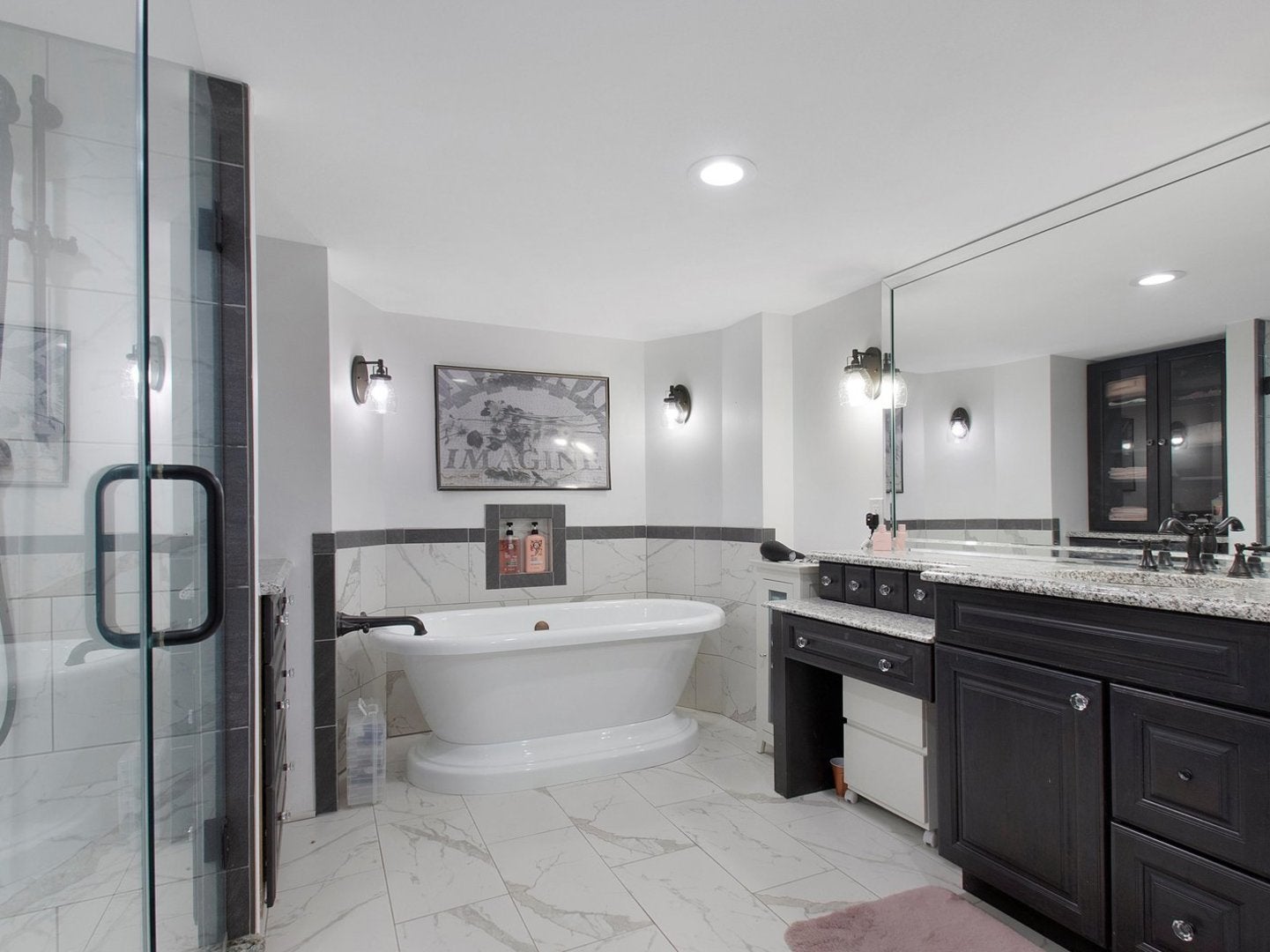 Rockford, Illinois, 61107, United States, 6 Bedrooms Bedrooms, ,7 BathroomsBathrooms,Residential,Active,1922304