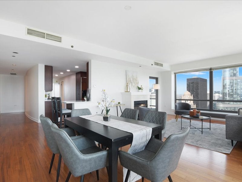 Chicago, Illinois, 60602, United States, 3 Bedrooms Bedrooms, ,3 BathroomsBathrooms,Residential,Active,1969671