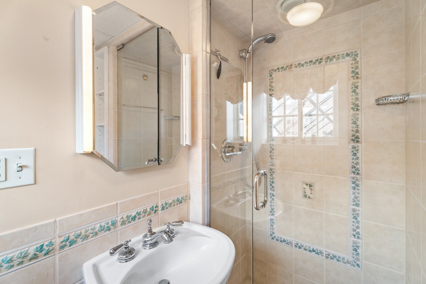 Chicago, Illinois, 60657, United States, 5 Bedrooms Bedrooms, ,4 BathroomsBathrooms,Residential,Active,1990638