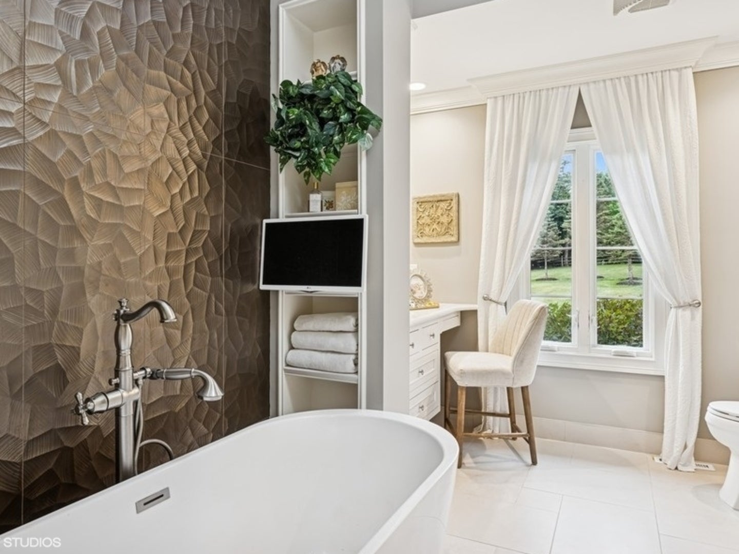 Barrington Hills, Illinois, 60010, United States, 6 Bedrooms Bedrooms, ,4 BathroomsBathrooms,Residential,Active,1987255