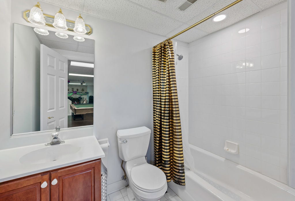 Libertyville, Illinois, 60048, United States, 4 Bedrooms Bedrooms, ,4 BathroomsBathrooms,Residential,Active,2009394