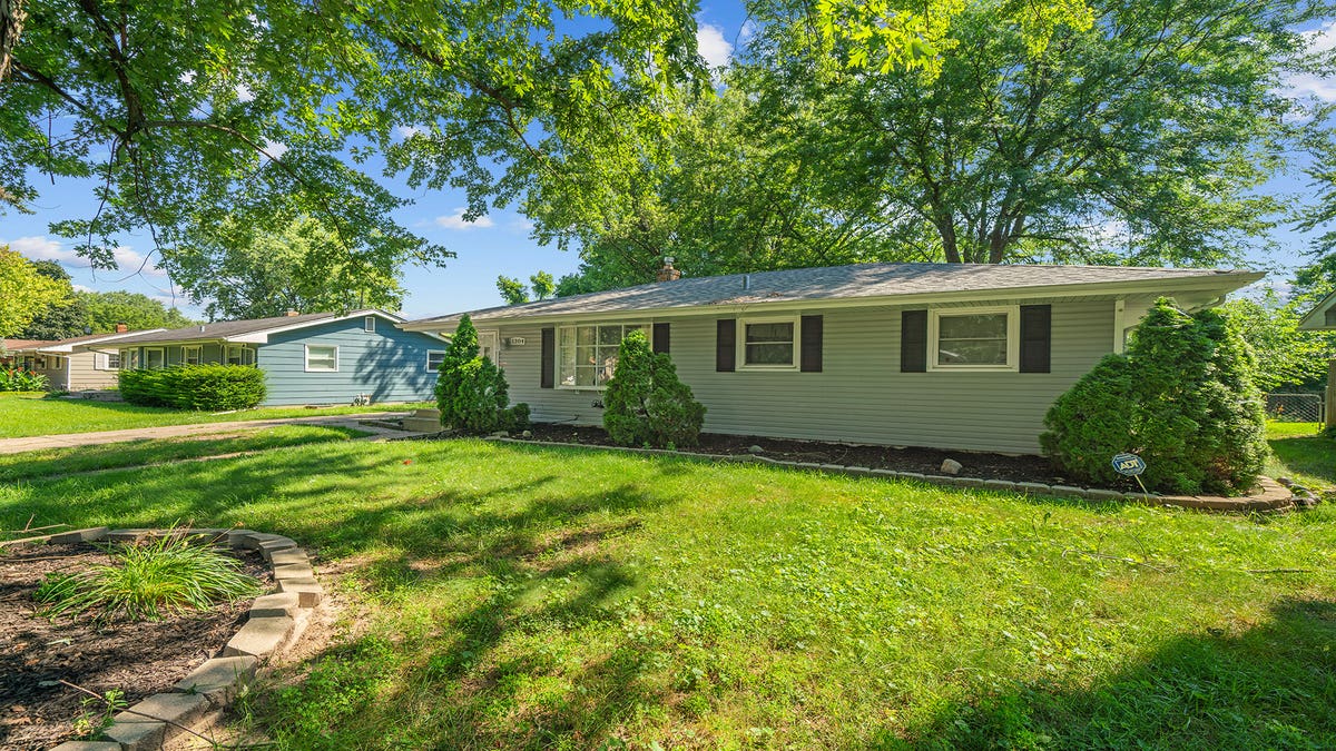 1304 CHARLOTTE DR, ROCKFORD, IL 61108, photo 1 of 26