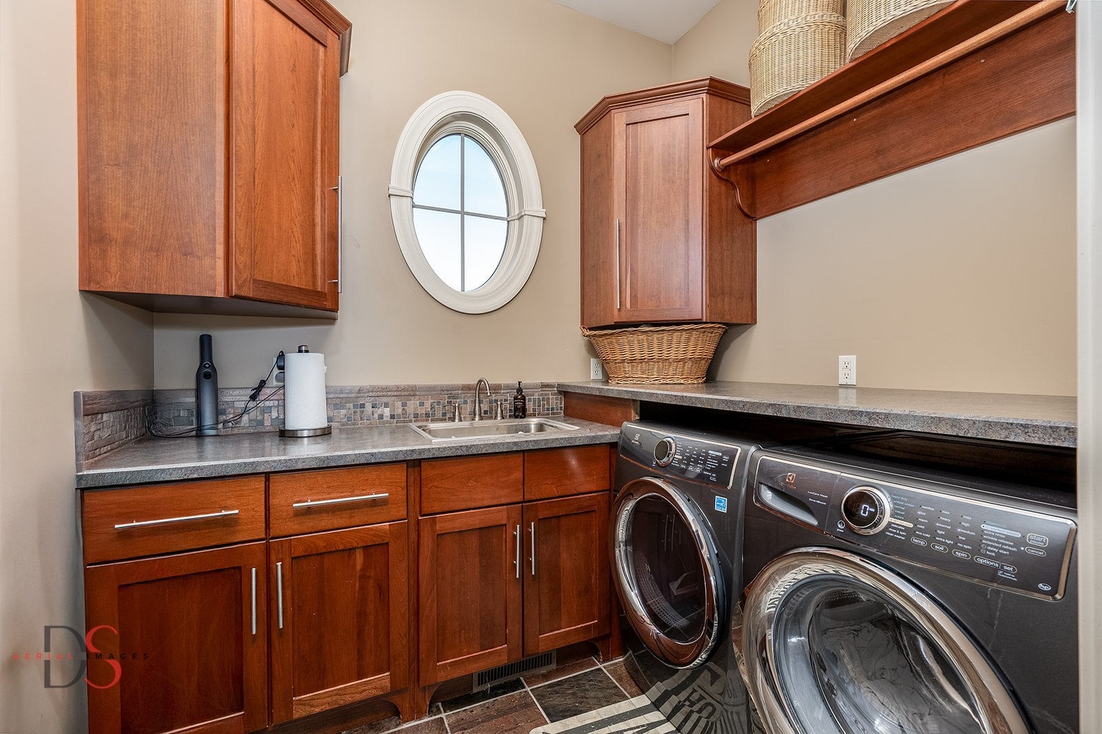 Ottawa, Illinois, 61350, United States, 4 Bedrooms Bedrooms, ,5 BathroomsBathrooms,Residential,Active,1953408