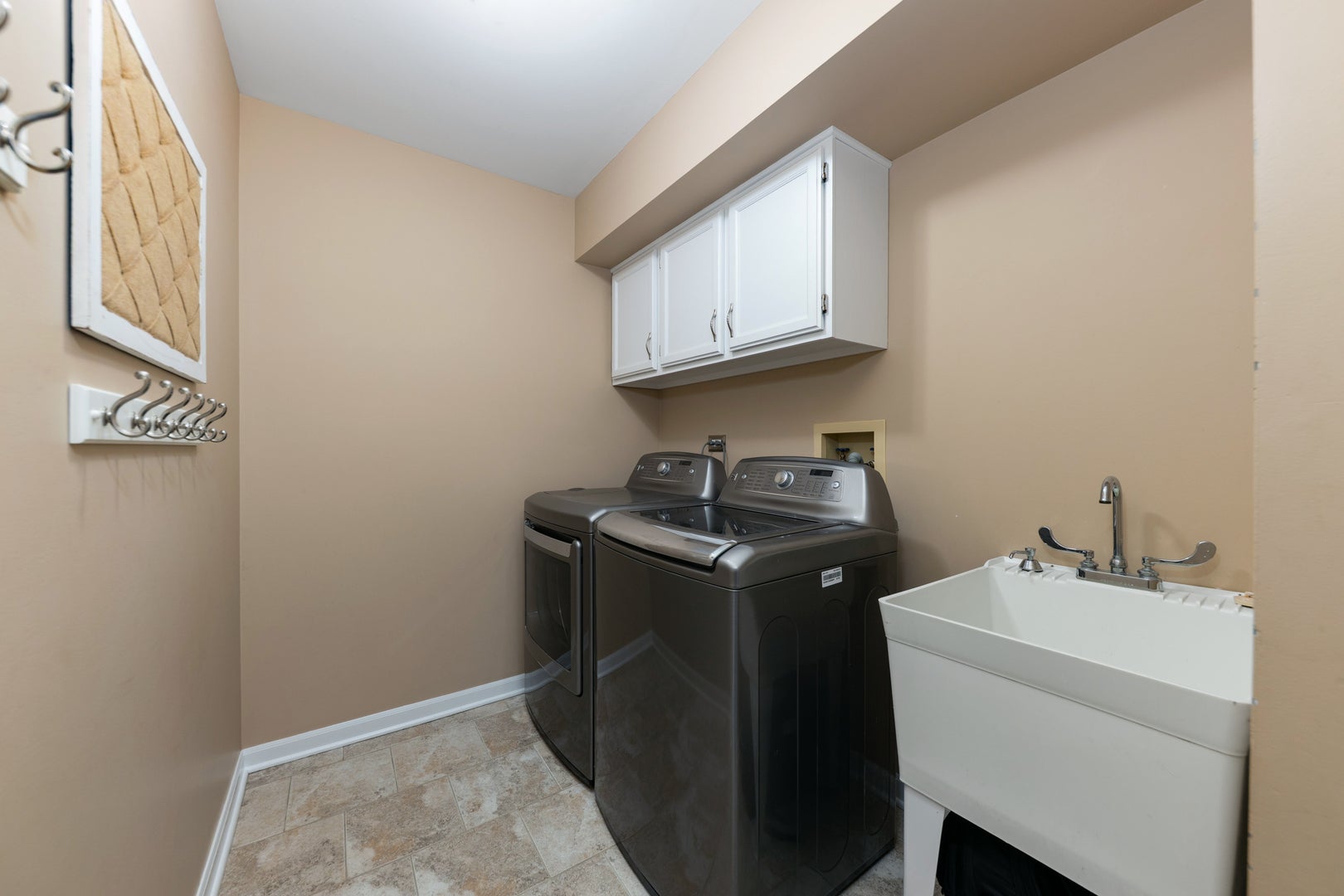 Naperville, Illinois, 60565, United States, 5 Bedrooms Bedrooms, ,4 BathroomsBathrooms,Residential,Active,1959981