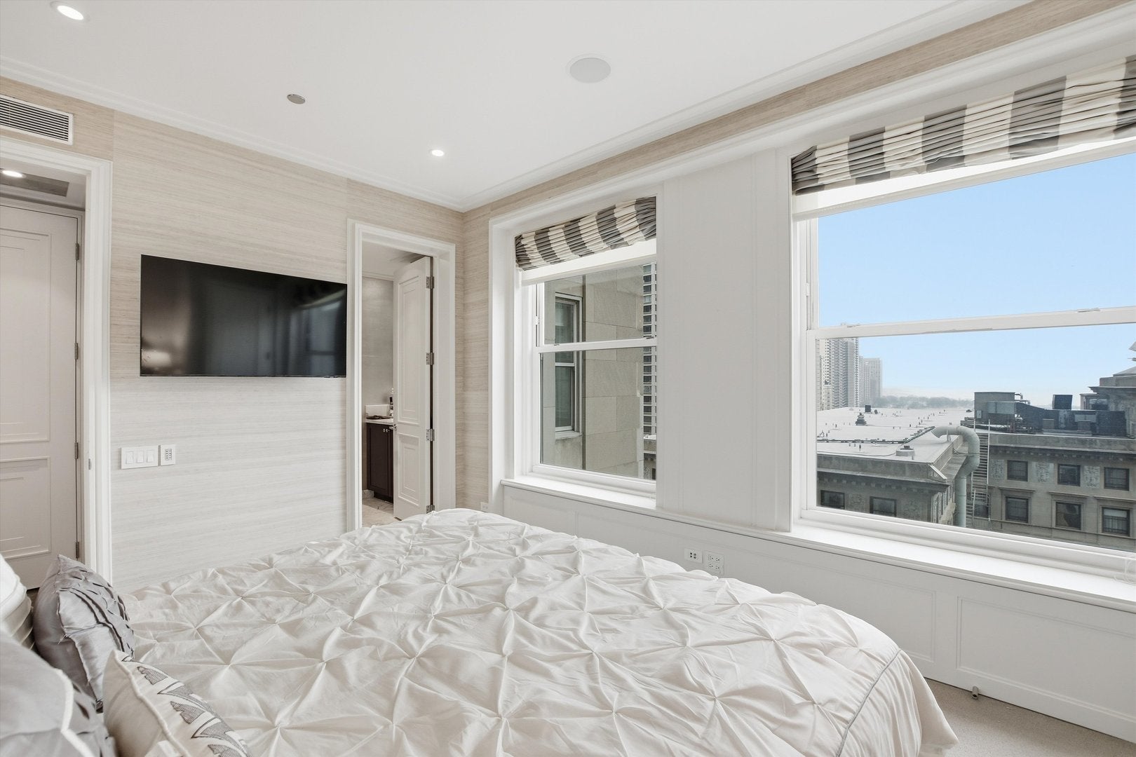 Chicago, Illinois, 60611, United States, 3 Bedrooms Bedrooms, ,4 BathroomsBathrooms,Residential,Active,2009382