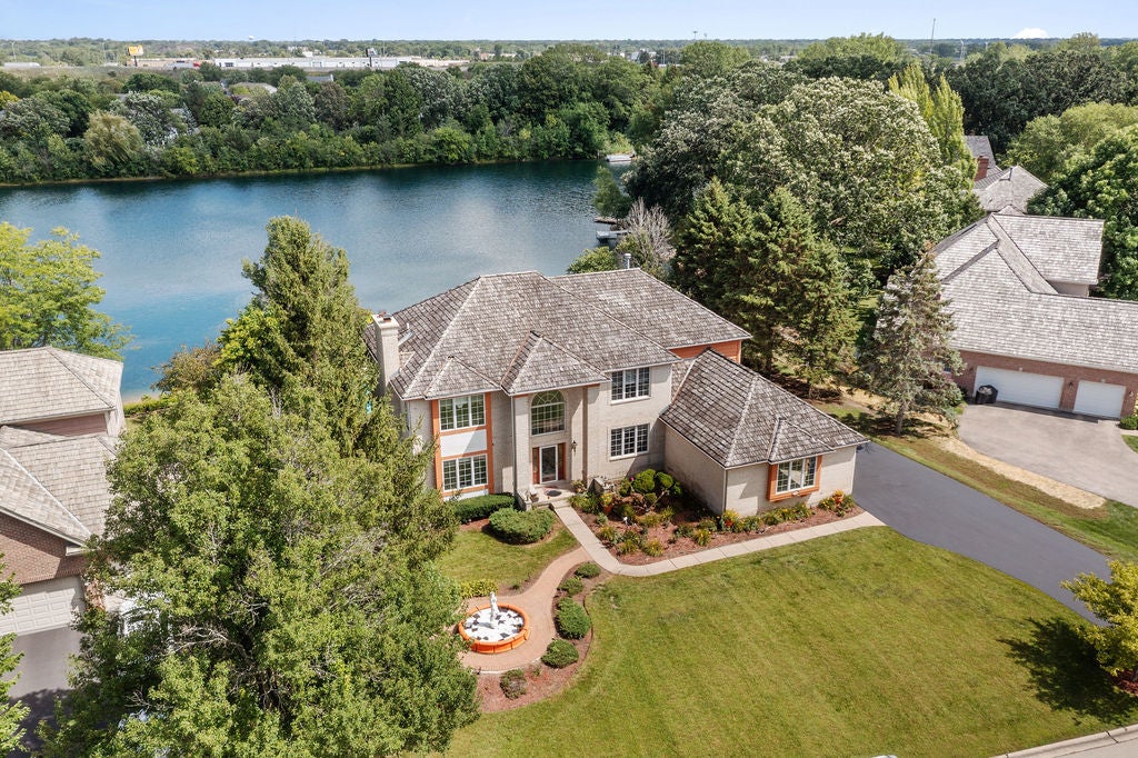 Libertyville, Illinois, 60048, United States, 4 Bedrooms Bedrooms, ,4 BathroomsBathrooms,Residential,Active,1943768