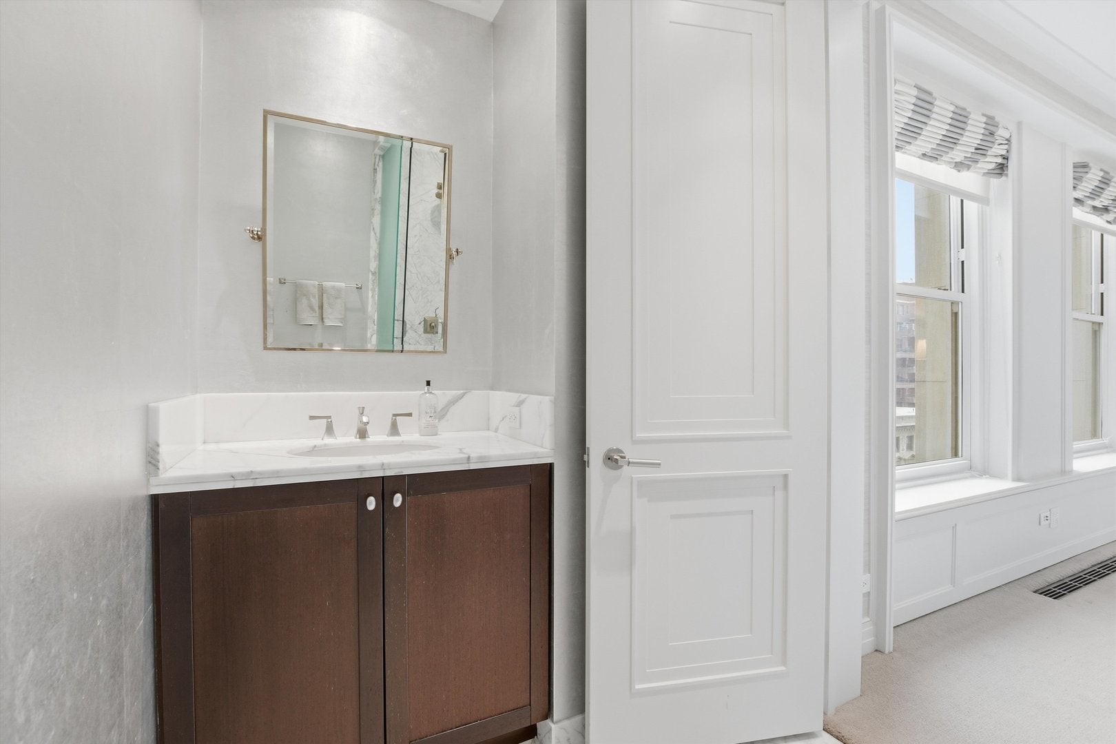 Chicago, Illinois, 60611, United States, 3 Bedrooms Bedrooms, ,4 BathroomsBathrooms,Residential,Active,2009382