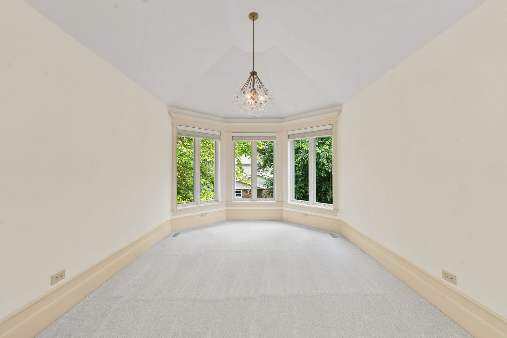 Wheaton, Illinois, 60187, United States, 6 Bedrooms Bedrooms, ,5 BathroomsBathrooms,Residential,Active,1926883