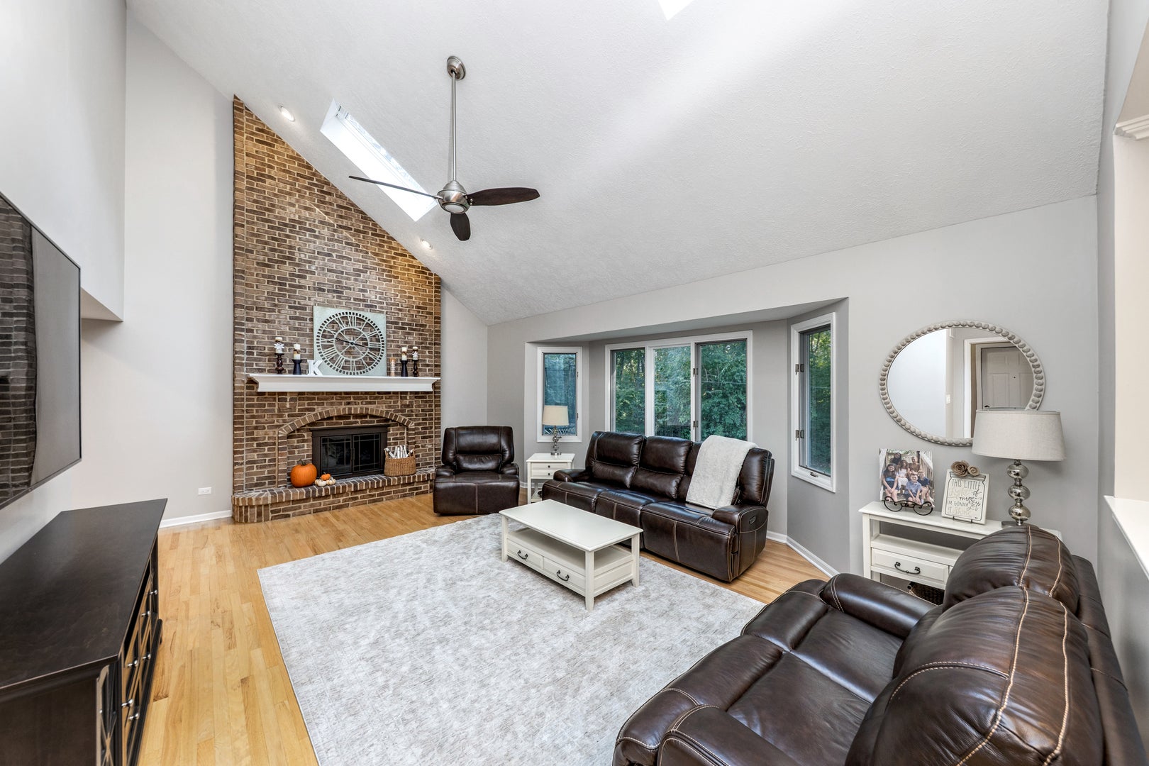 Naperville, Illinois, 60565, United States, 5 Bedrooms Bedrooms, ,4 BathroomsBathrooms,Residential,Active,1959981