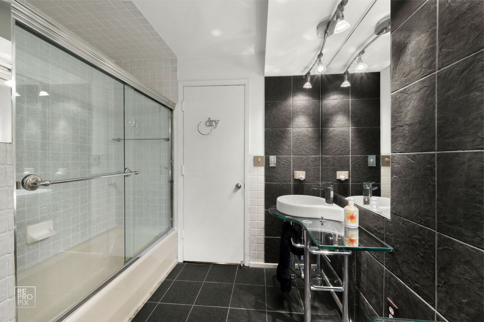 Wadsworth, Illinois, 60083, United States, 5 Bedrooms Bedrooms, ,6 BathroomsBathrooms,Residential,Active,1989775