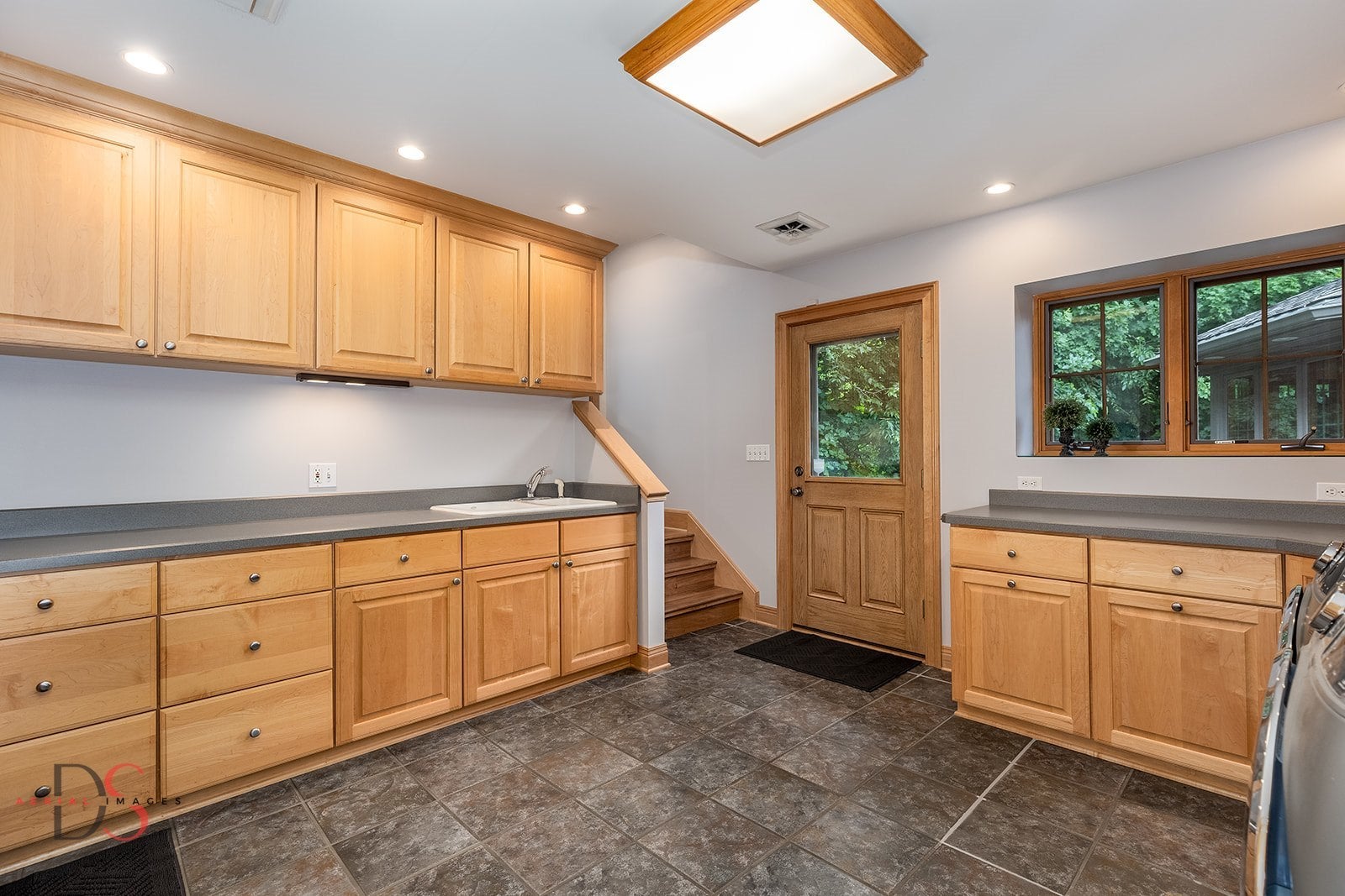 Ottawa, Illinois, 61350, United States, 4 Bedrooms Bedrooms, ,7 BathroomsBathrooms,Residential,Active,1953376