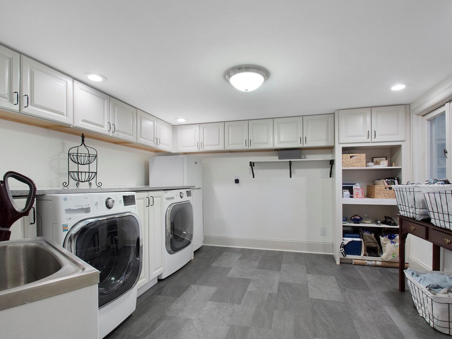 Rockford, Illinois, 61107, United States, 6 Bedrooms Bedrooms, ,7 BathroomsBathrooms,Residential,Active,1987218