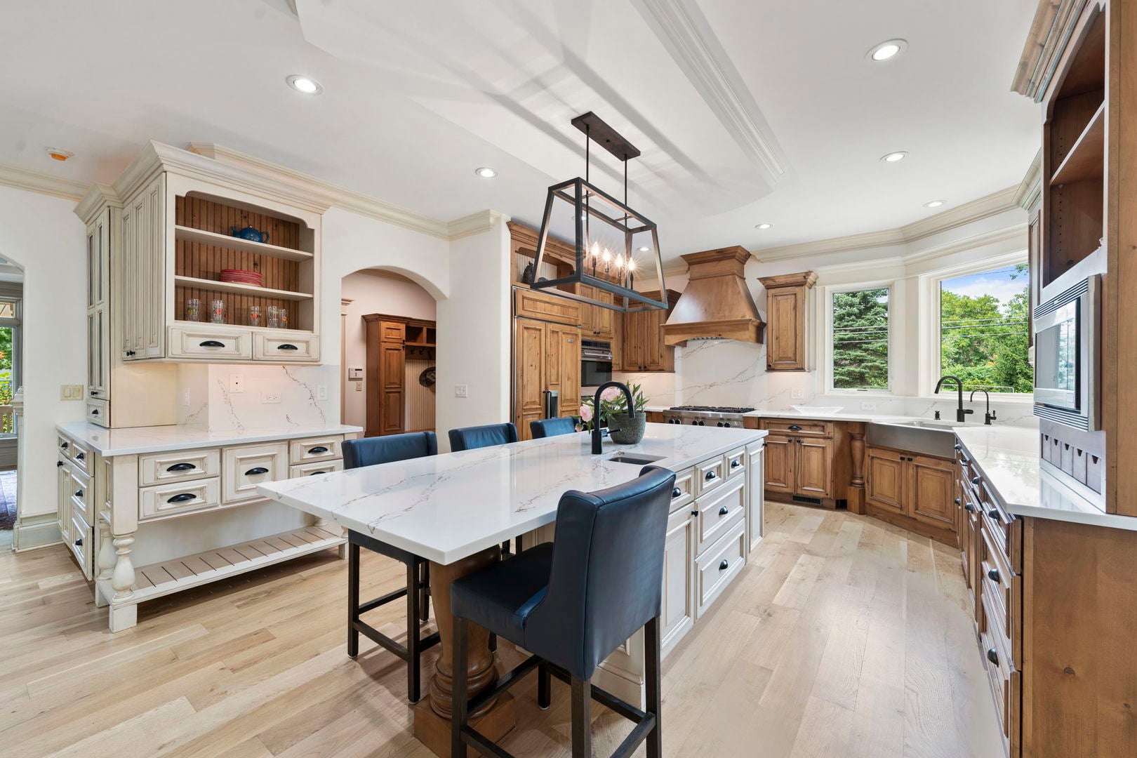Wheaton, Illinois, 60187, United States, 6 Bedrooms Bedrooms, ,5 BathroomsBathrooms,Residential,Active,1926883