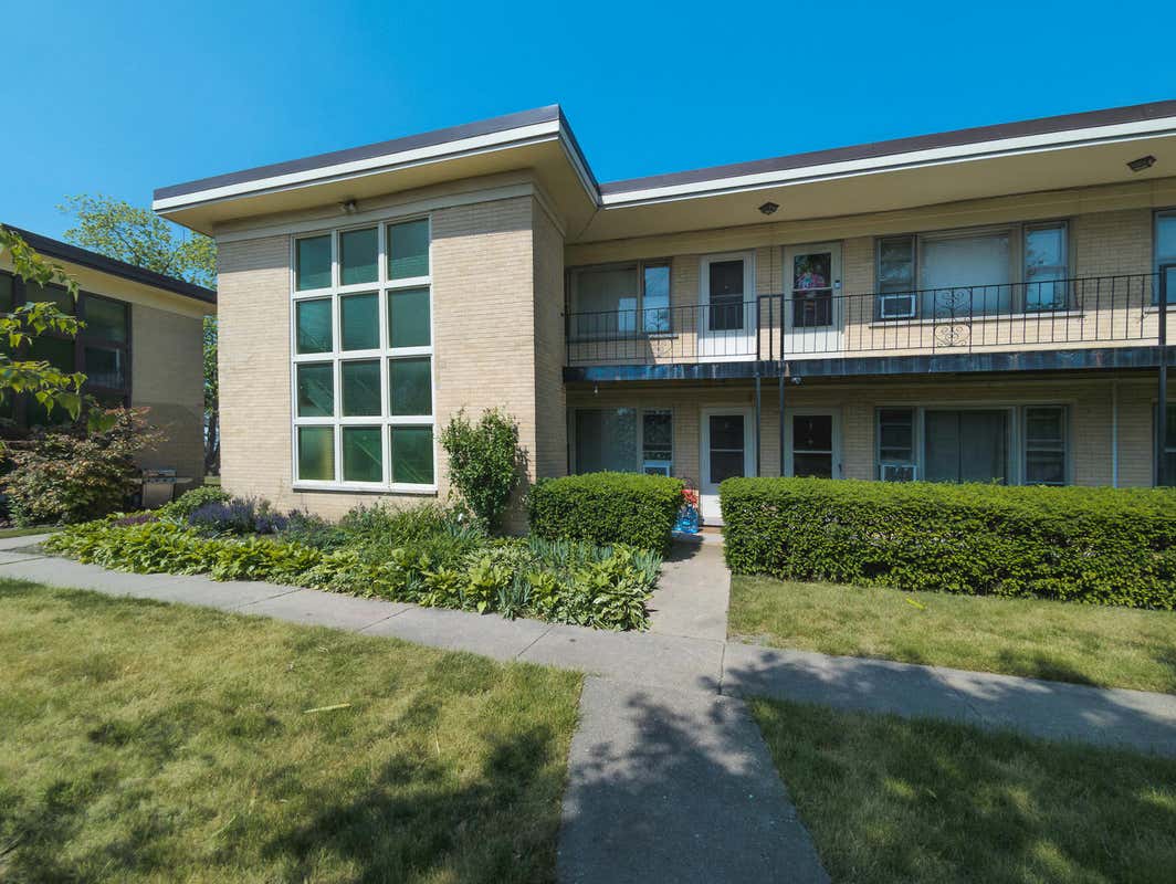 20 KING ARTHUR CT APT 10, NORTHLAKE, IL 60164, photo 1 of 22