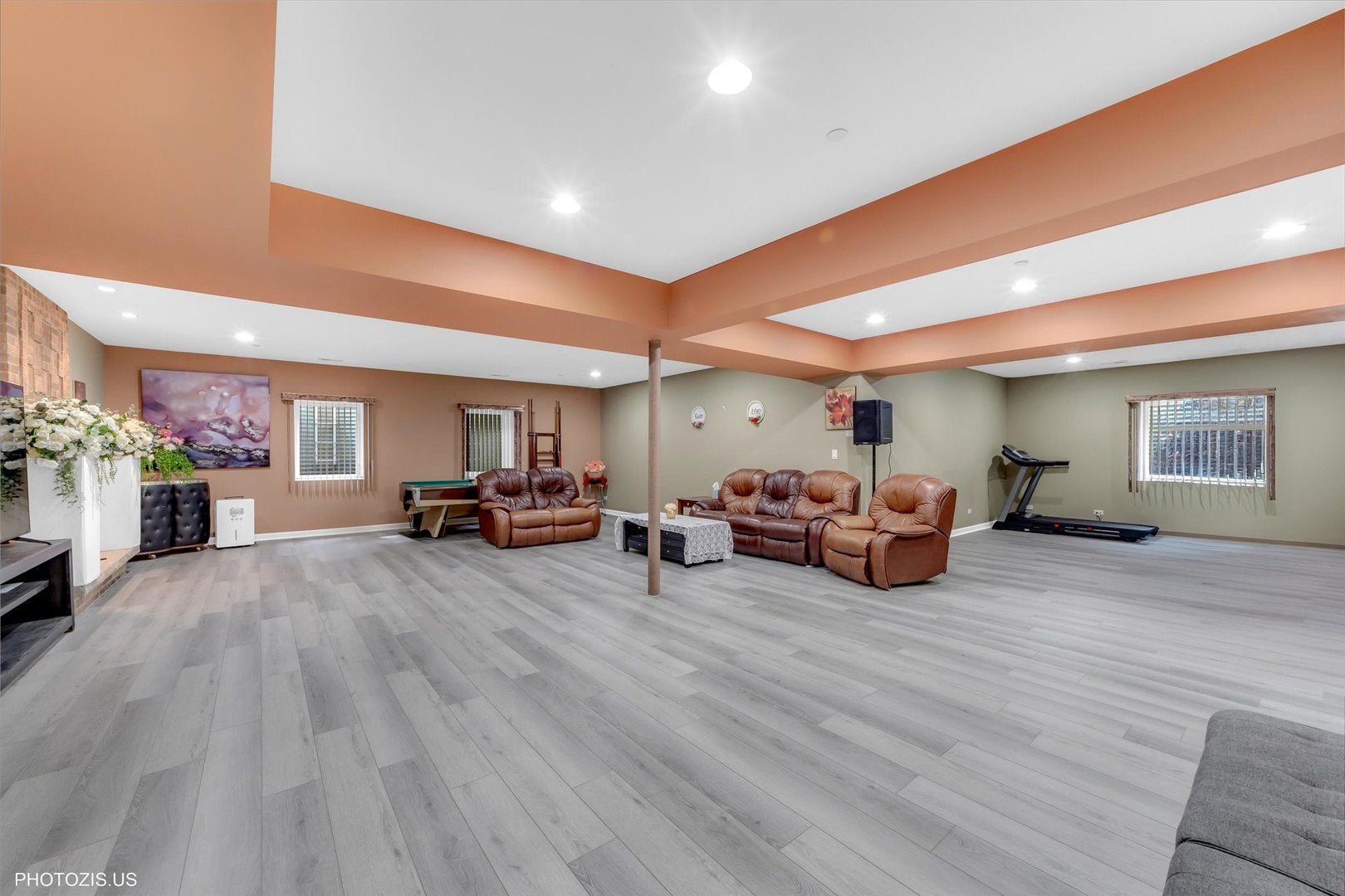 Des Plaines, Illinois, 60016, United States, 5 Bedrooms Bedrooms, ,7 BathroomsBathrooms,Residential,Active,1967112