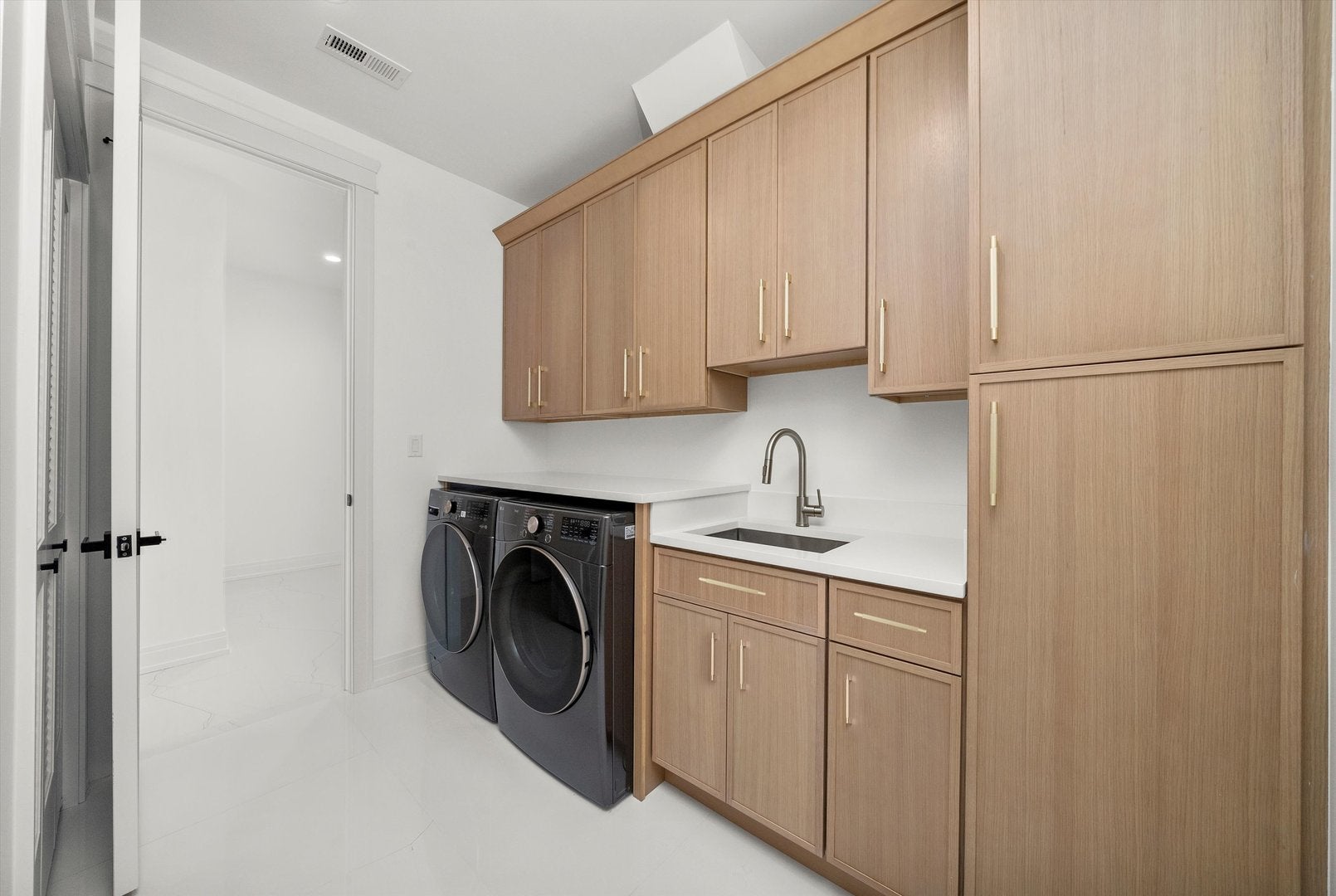 Burr Ridge, Illinois, 60527, United States, 6 Bedrooms Bedrooms, ,6 BathroomsBathrooms,Residential,Active,1929664