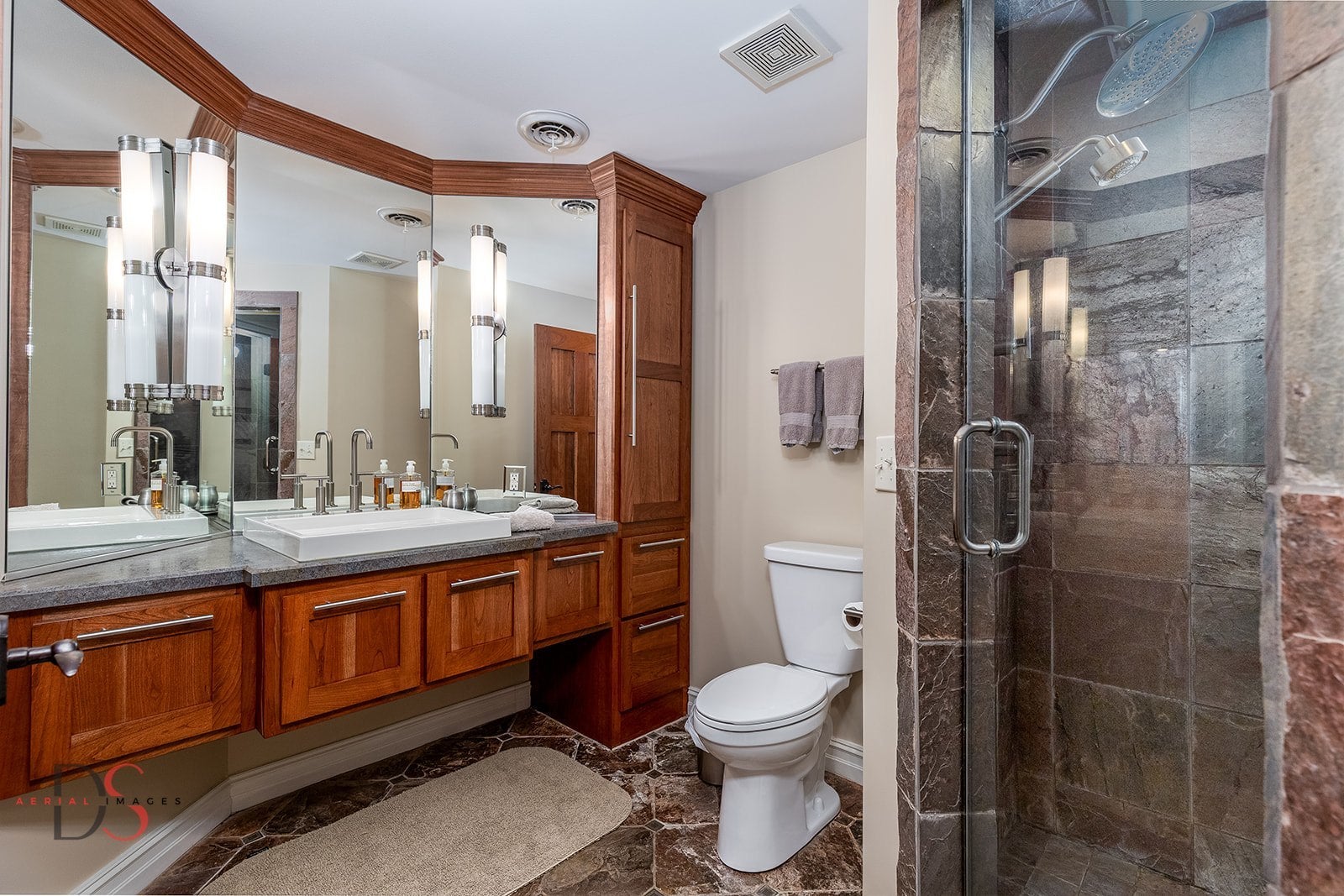 Ottawa, Illinois, 61350, United States, 4 Bedrooms Bedrooms, ,5 BathroomsBathrooms,Residential,Active,1953408