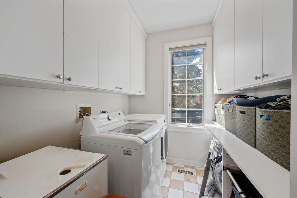 Libertyville, Illinois, 60048, United States, 4 Bedrooms Bedrooms, ,4 BathroomsBathrooms,Residential,Active,1943768
