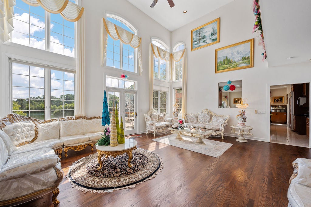 Libertyville, Illinois, 60048, United States, 4 Bedrooms Bedrooms, ,4 BathroomsBathrooms,Residential,Active,2009394