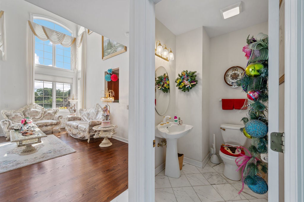 Libertyville, Illinois, 60048, United States, 4 Bedrooms Bedrooms, ,4 BathroomsBathrooms,Residential,Active,2009394