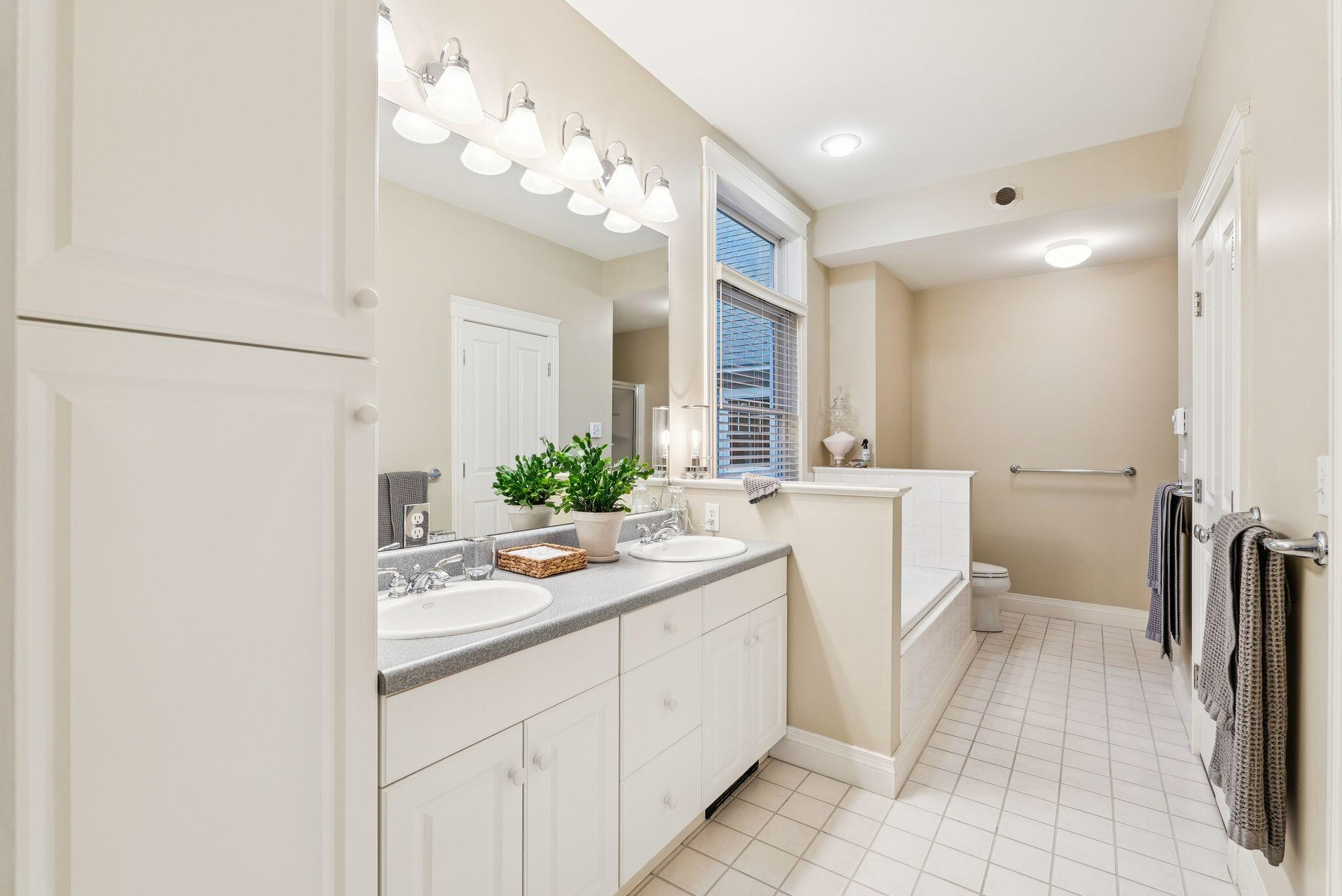 Falmouth, Maine, 04105, United States, 5 Bedrooms Bedrooms, ,4 BathroomsBathrooms,Residential,Active,2002327