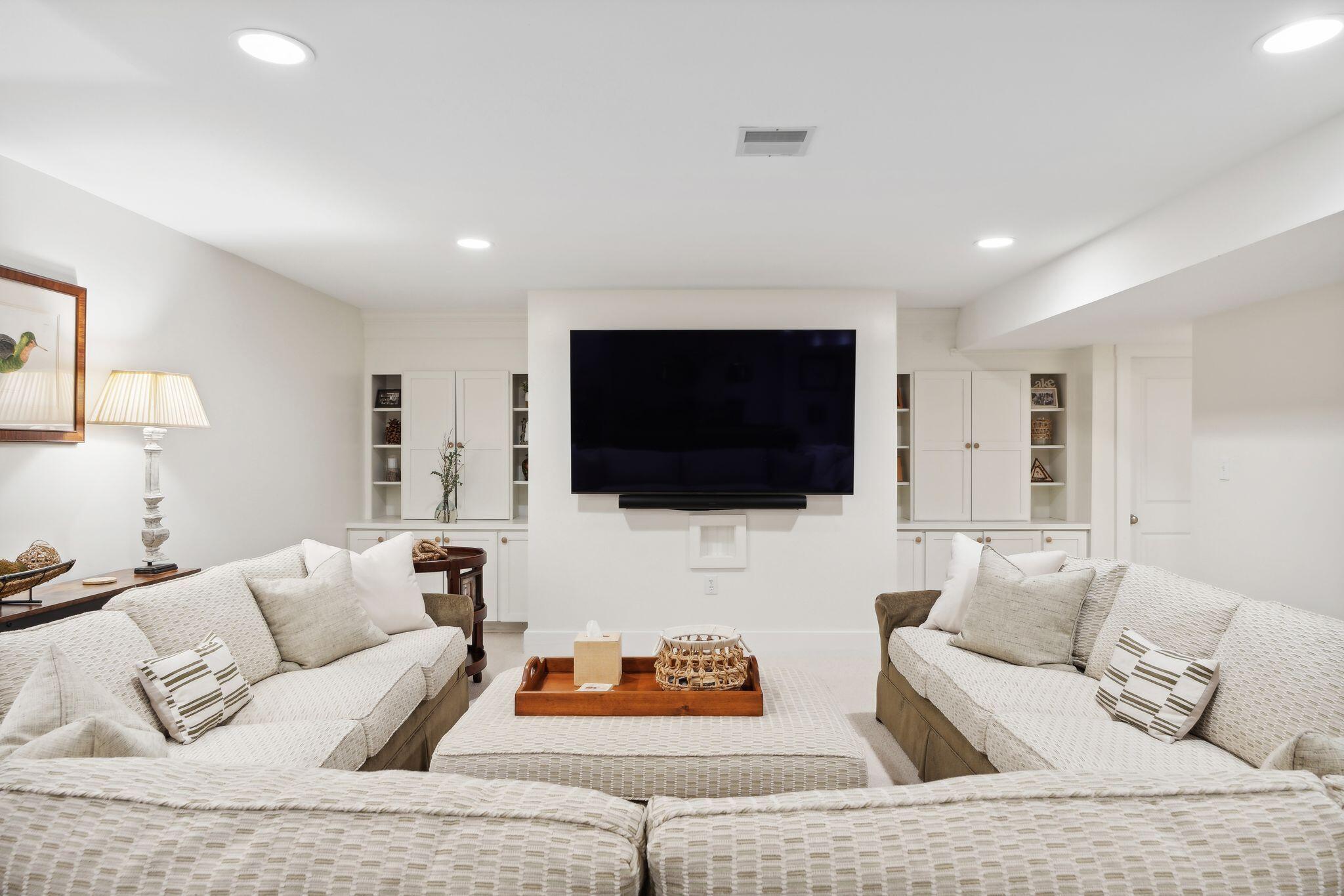 Naples, Maine, 04055, United States, 9 Bedrooms Bedrooms, ,8 BathroomsBathrooms,Residential,Active,1905064