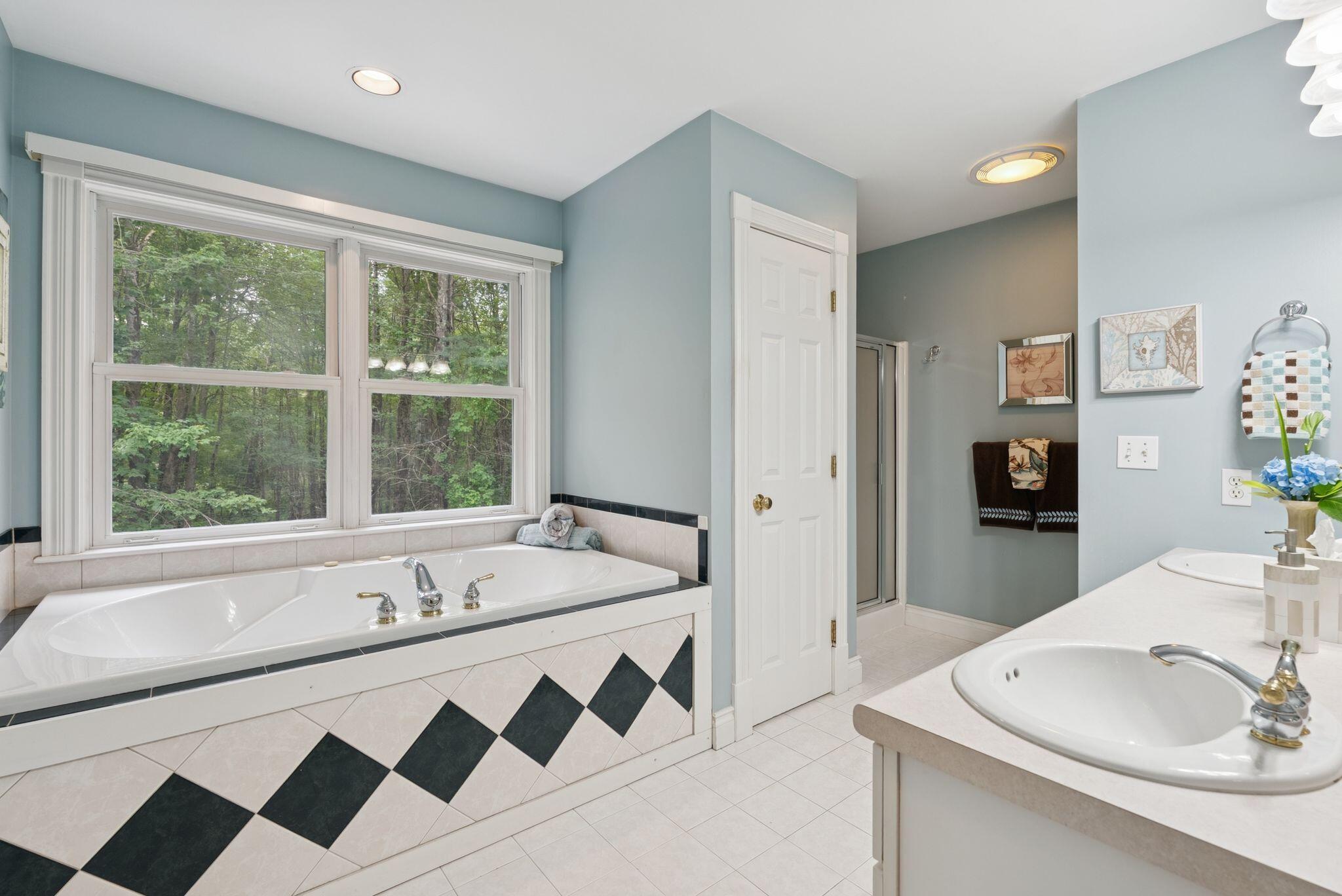 Falmouth, Maine, 04105, United States, 4 Bedrooms Bedrooms, ,3 BathroomsBathrooms,Residential,Active,1920228