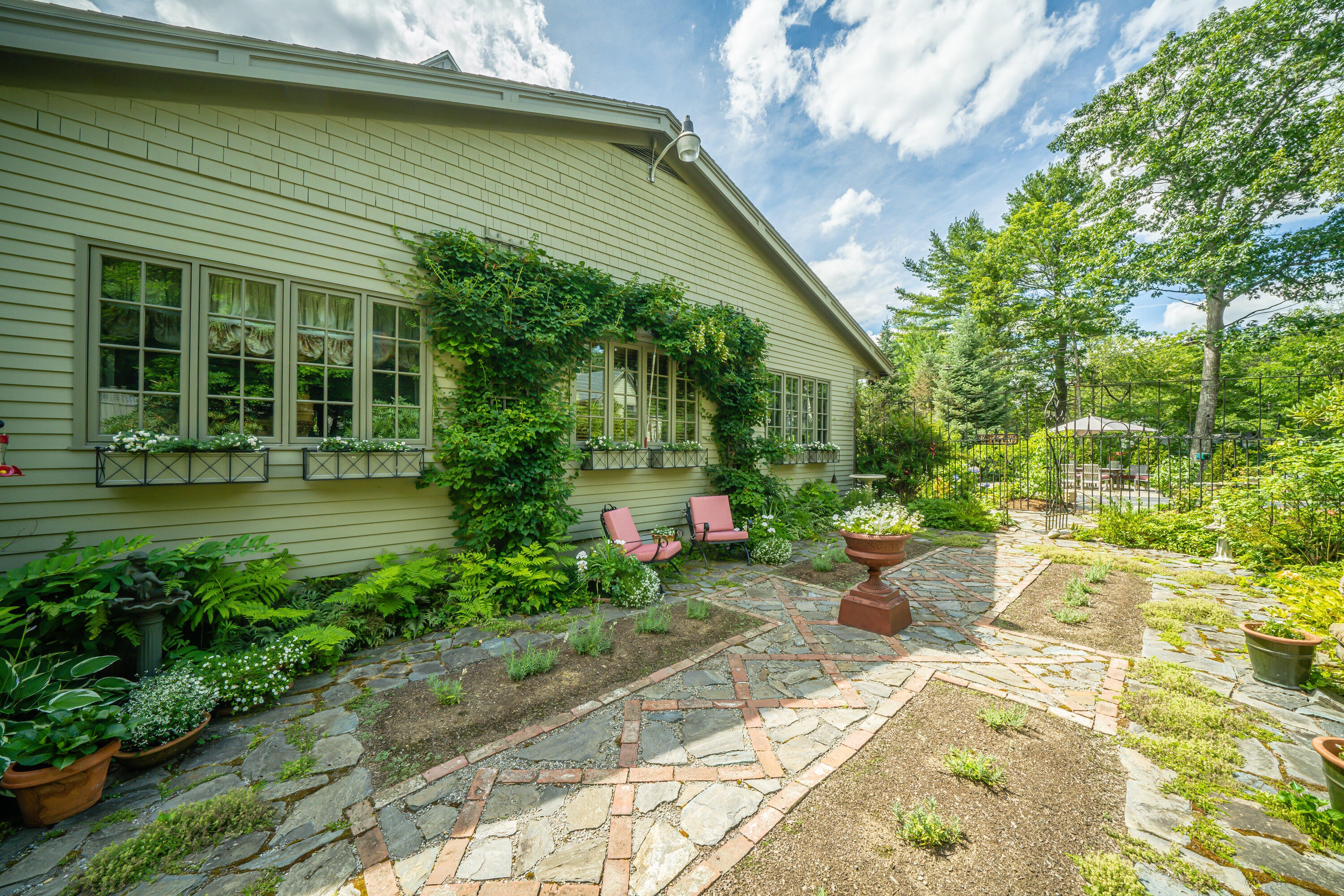 Belfast, Maine, 04915, United States, ,2 BathroomsBathrooms,Residential,Active,1762819