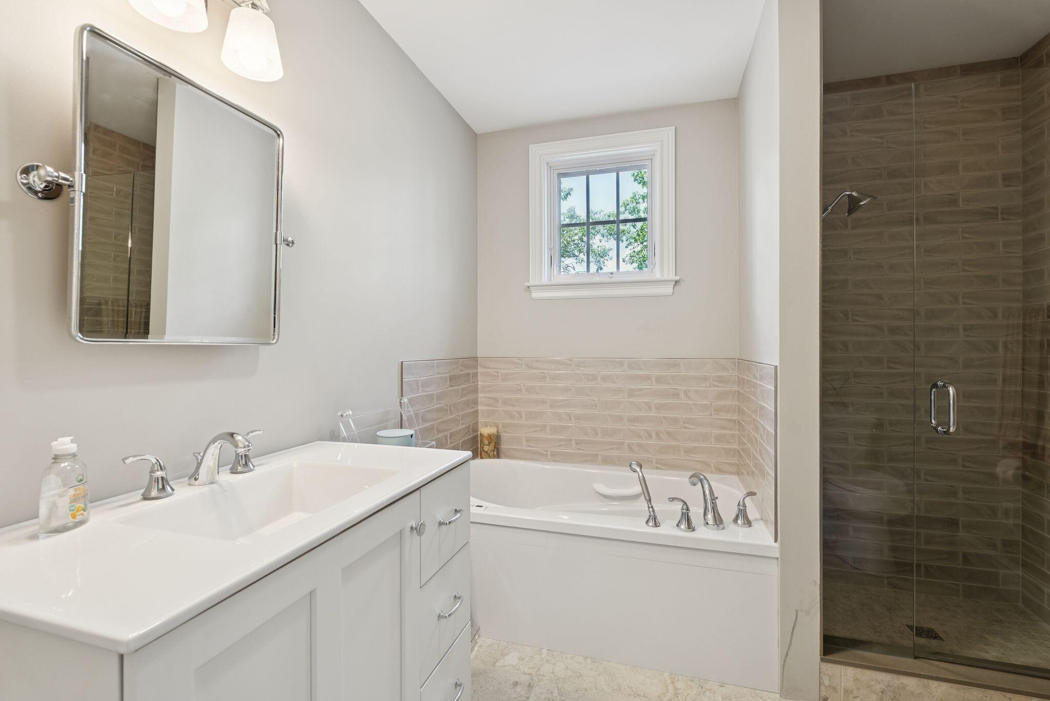 Falmouth, Maine, 04105, United States, 5 Bedrooms Bedrooms, ,6 BathroomsBathrooms,Residential,Active,1952276