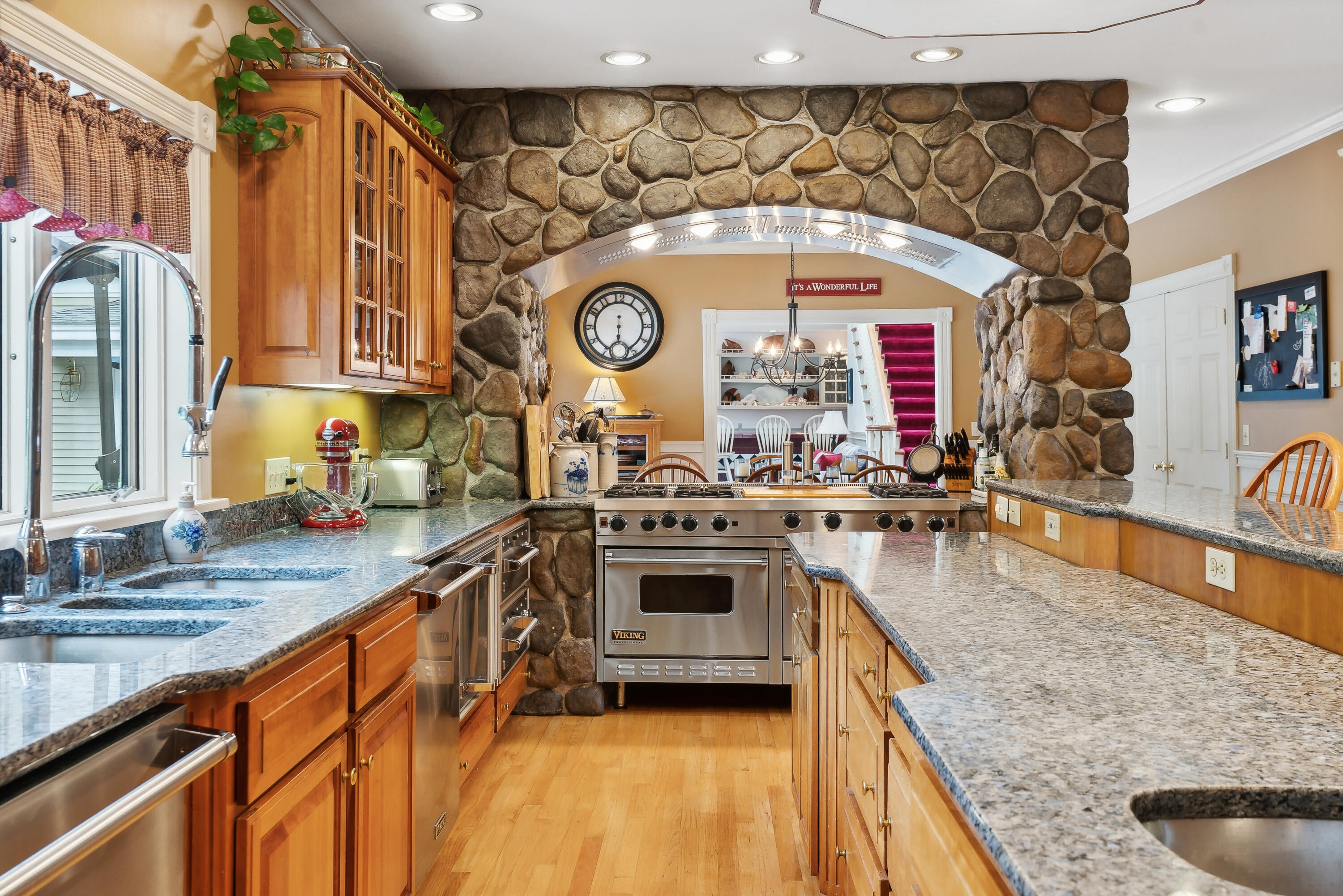 Saco, Maine, 04072, United States, 8 Bedrooms Bedrooms, ,9 BathroomsBathrooms,Residential,Active,1839757